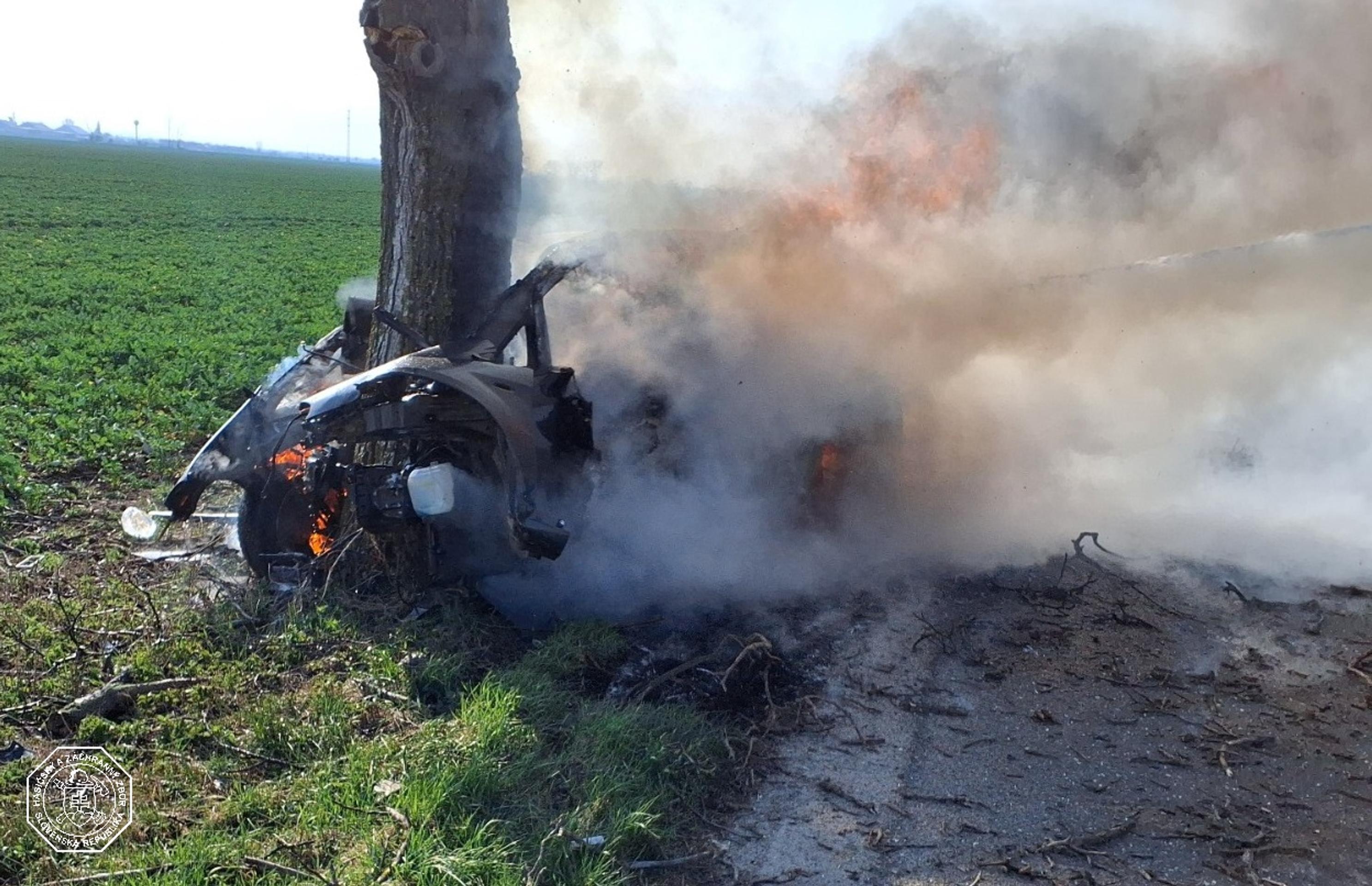 Auto začalo po náraze horieť