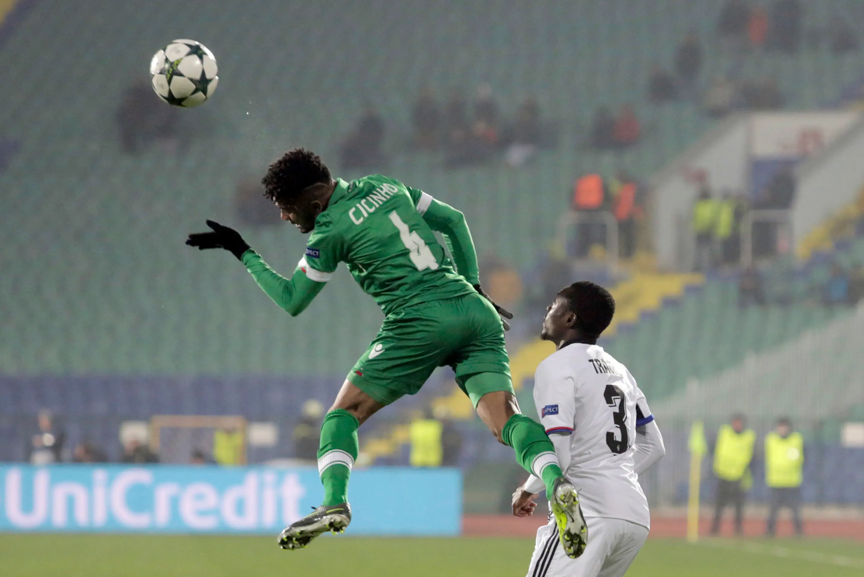 Cicinho z Ludogorcu Razgrad vo výskoku pred Adamom Traoré z Bazileja v dueli LM.