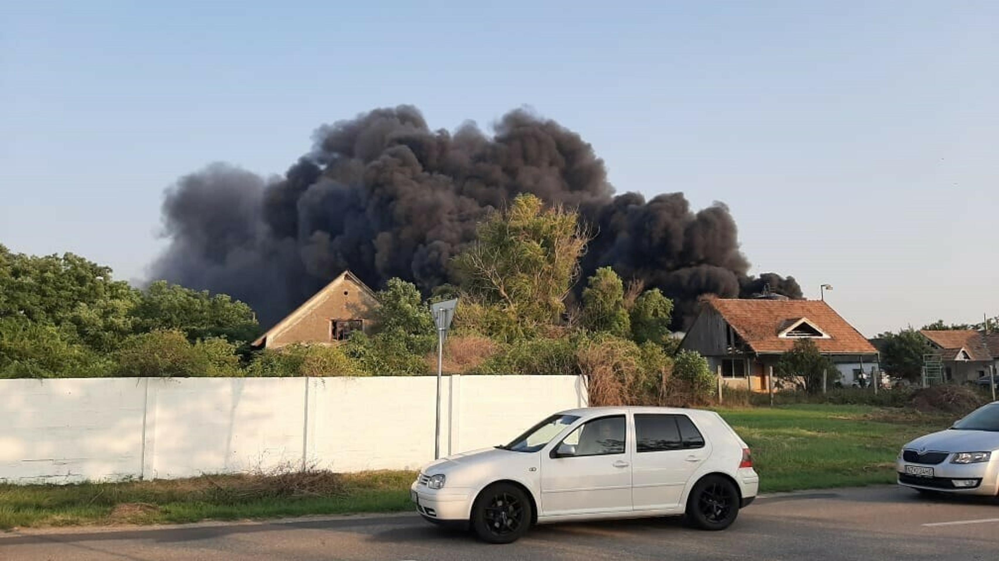 Požiar skladu v Palárikove.