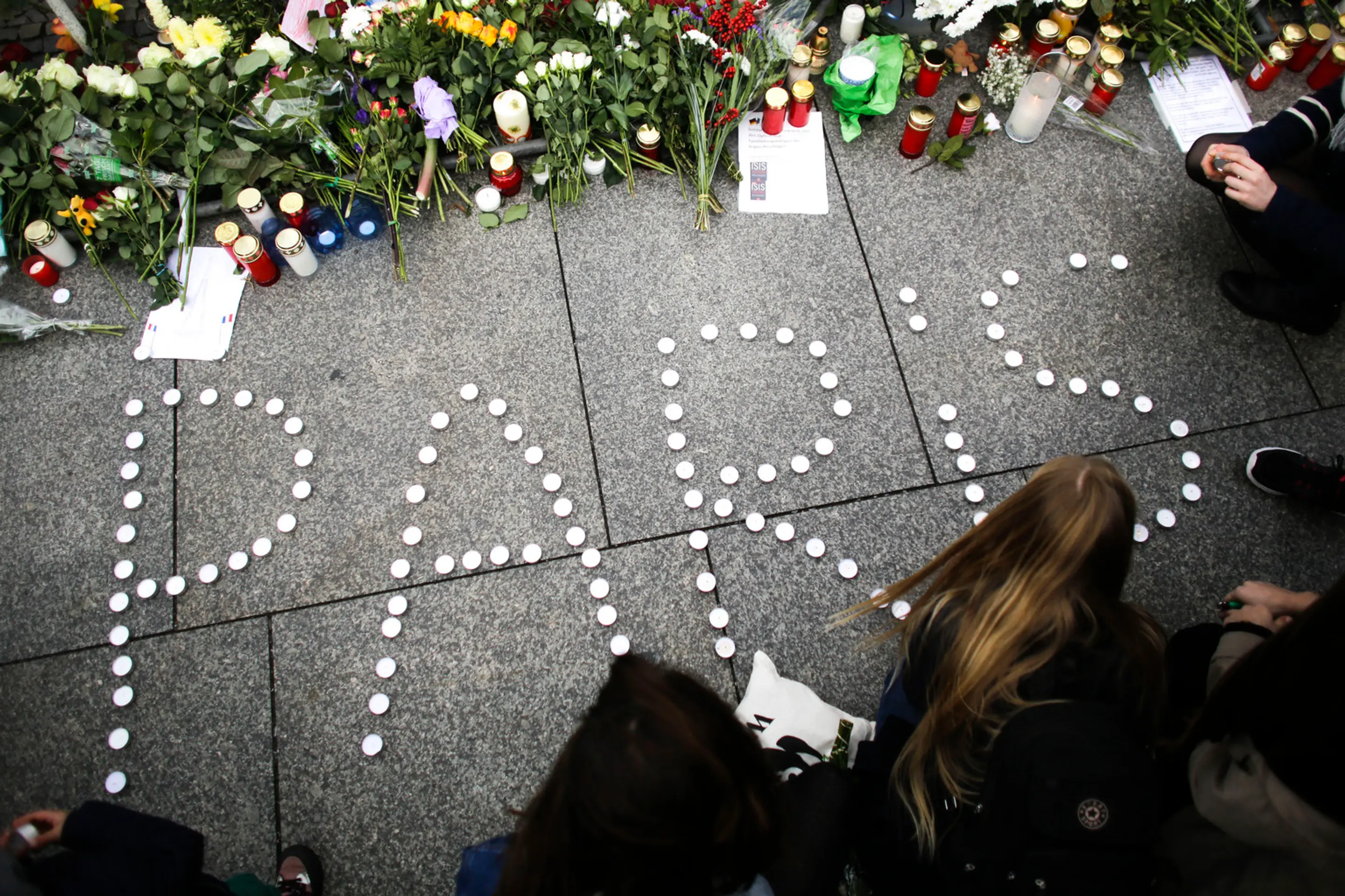 Mladá žena vytvorila nápis Paris z čajových sviečok 