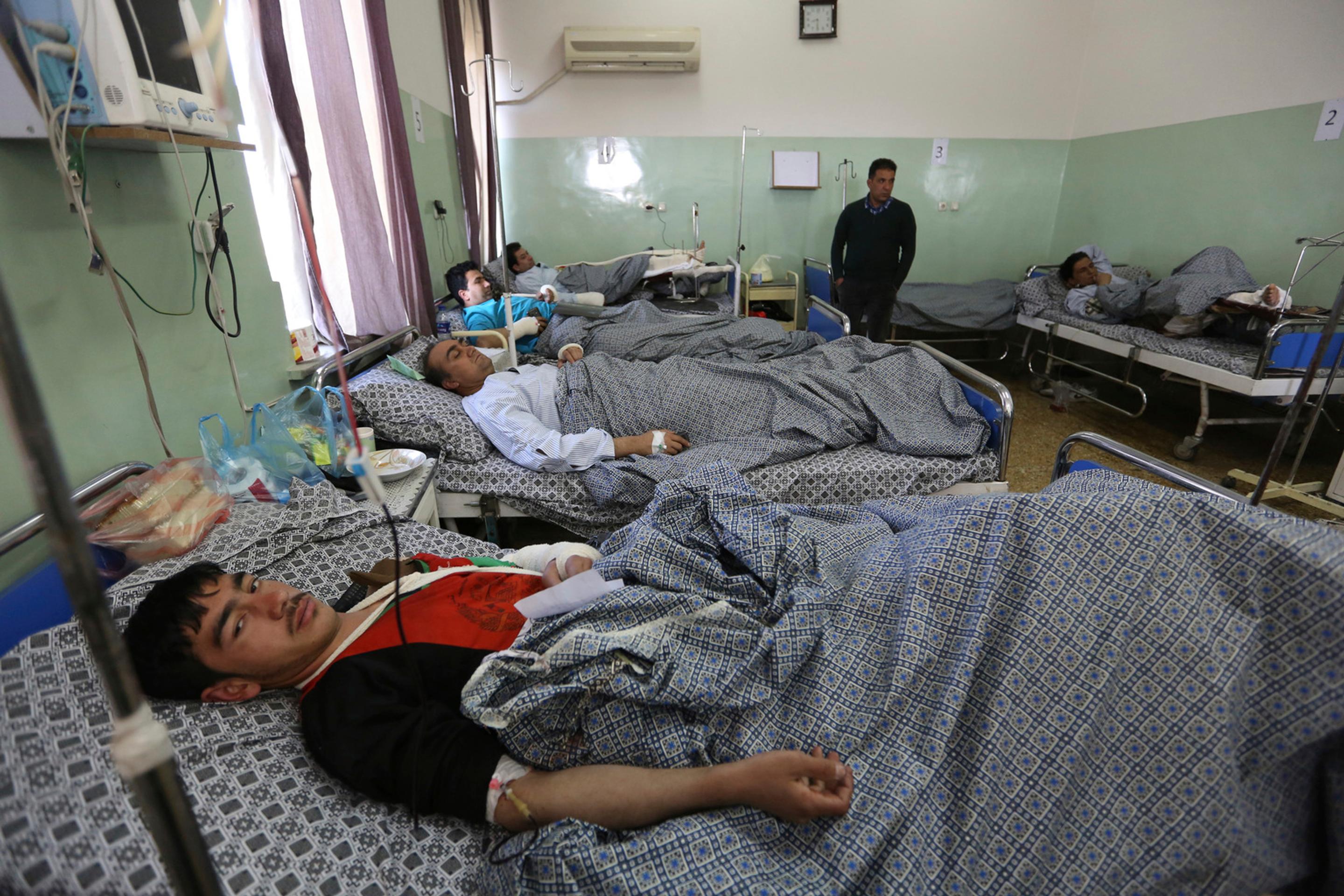 Najväčšia vojenská nemocnica v Kábule po útoku IS.