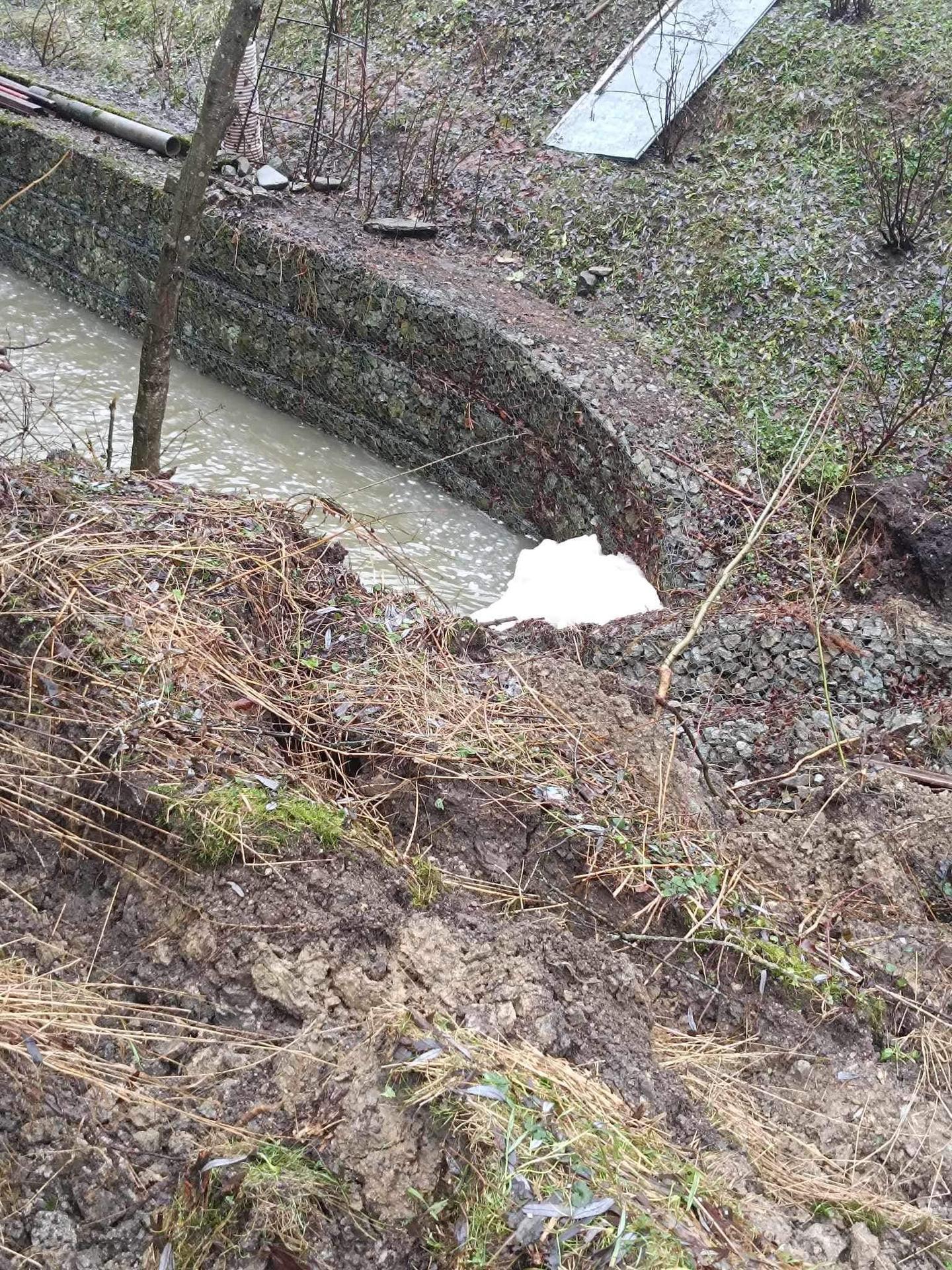 Na Beňovolehotskom potoku vyhlásili tretí povodňový stupeň.