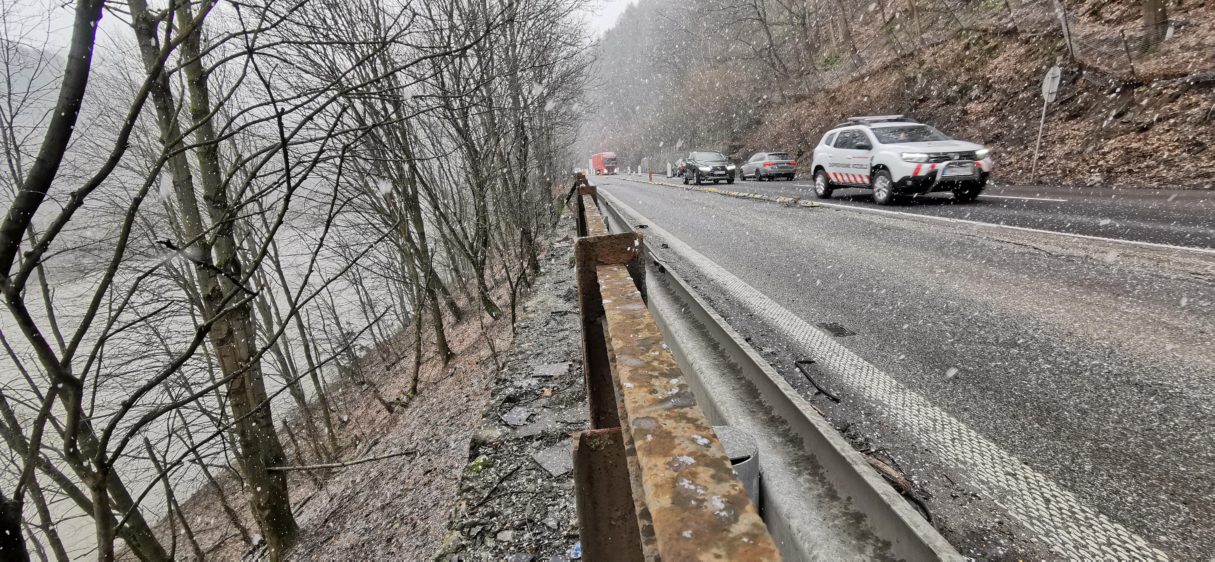 Dopravu na ceste I/18 pod Strečnom obmedzili pre degradáciu oporného múru