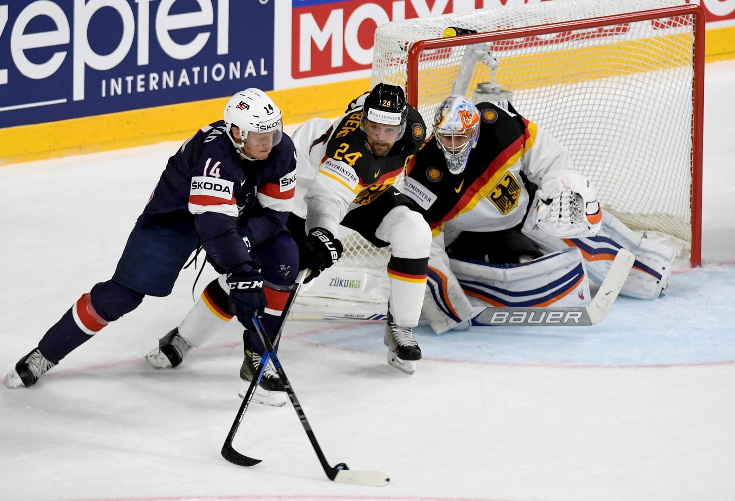 Nick Bjugstad (vľavo) z USA uniká Nemcovi Dennisovi Seidenbergovi na MS 2017. 