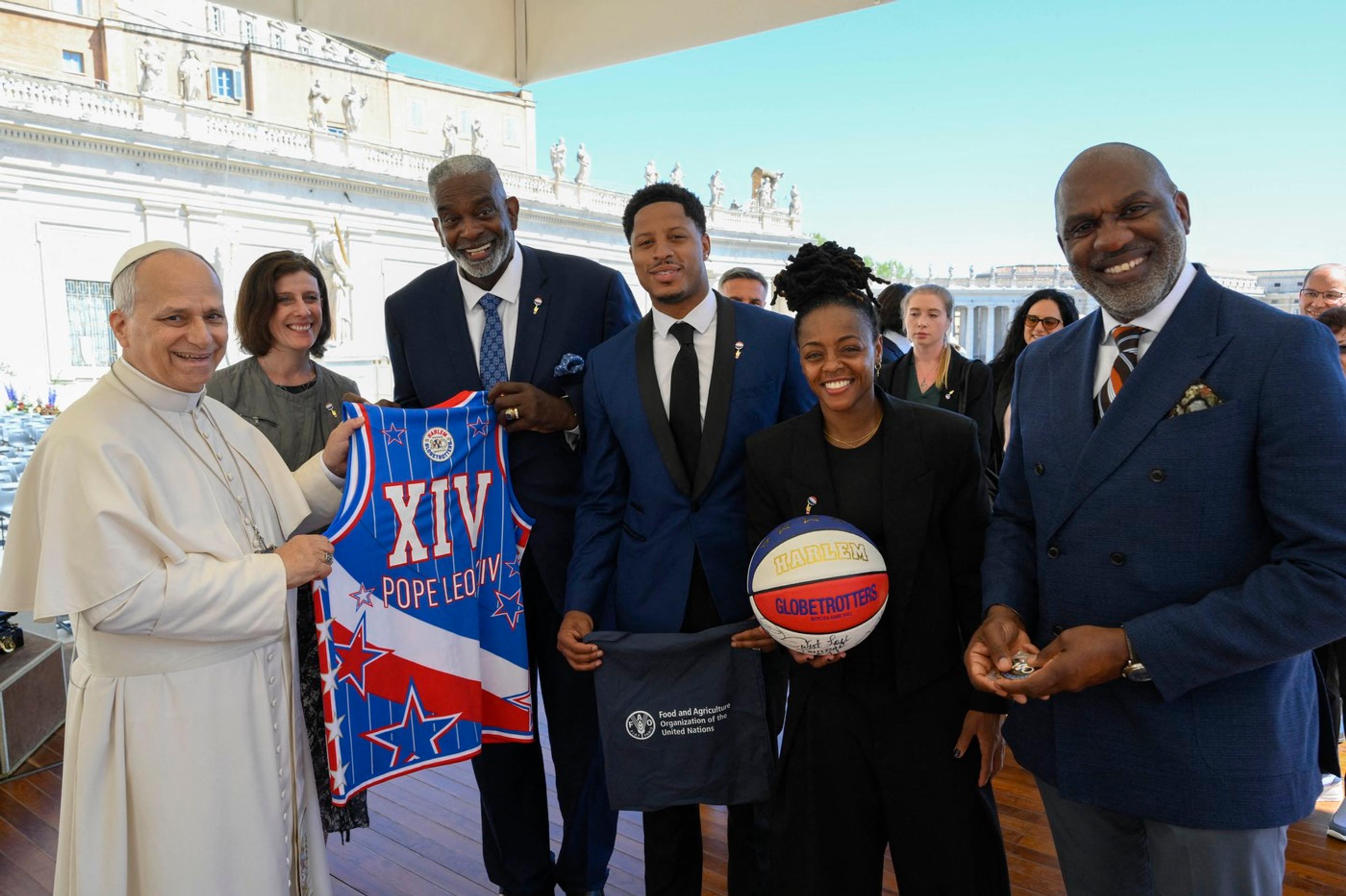 Harlem Globetrotters učili pápeža Leva XIV. točiť loptu na prste