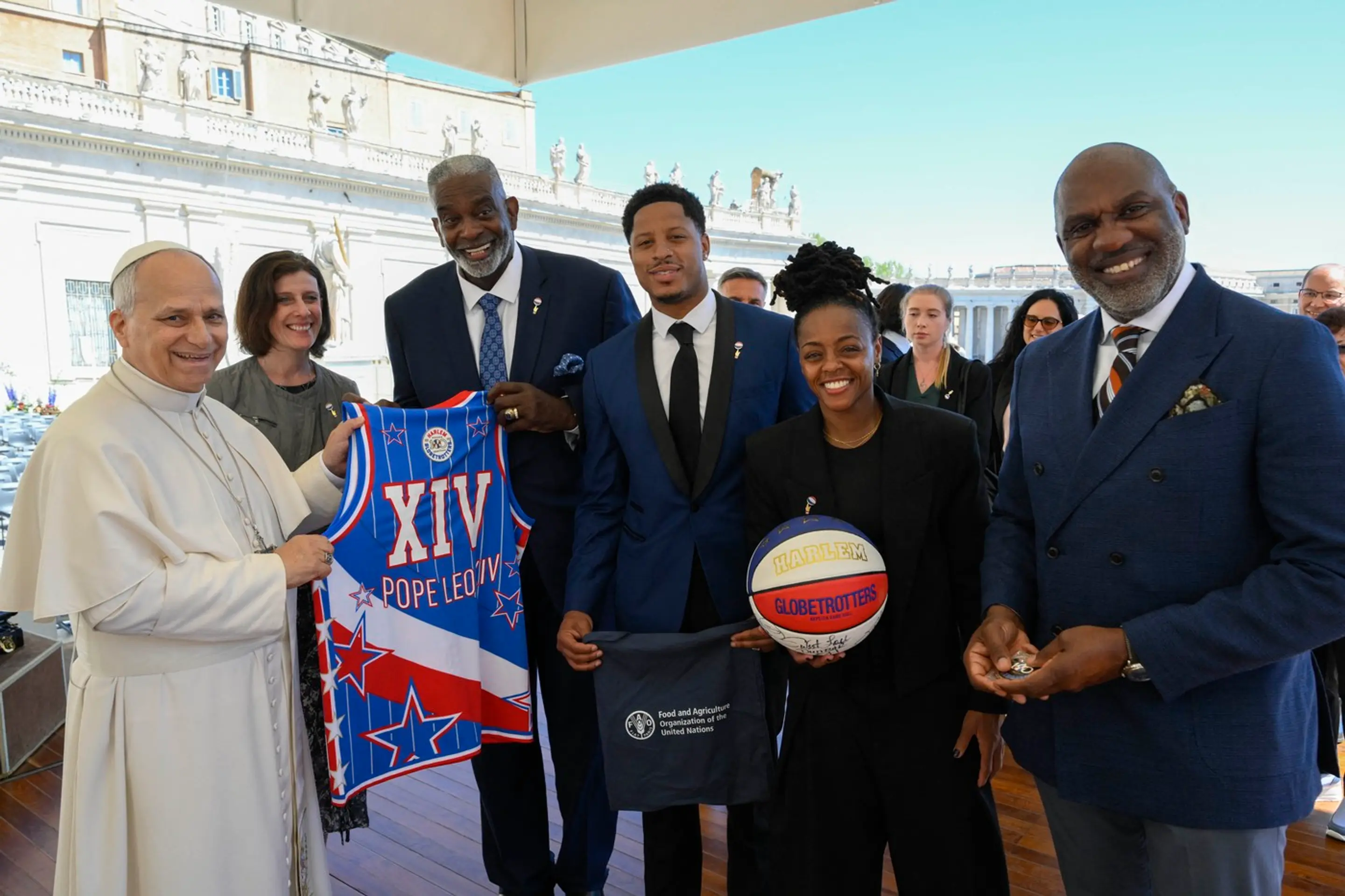 Harlem Globetrotters učili pápeža Leva XIV. točiť loptu na prste