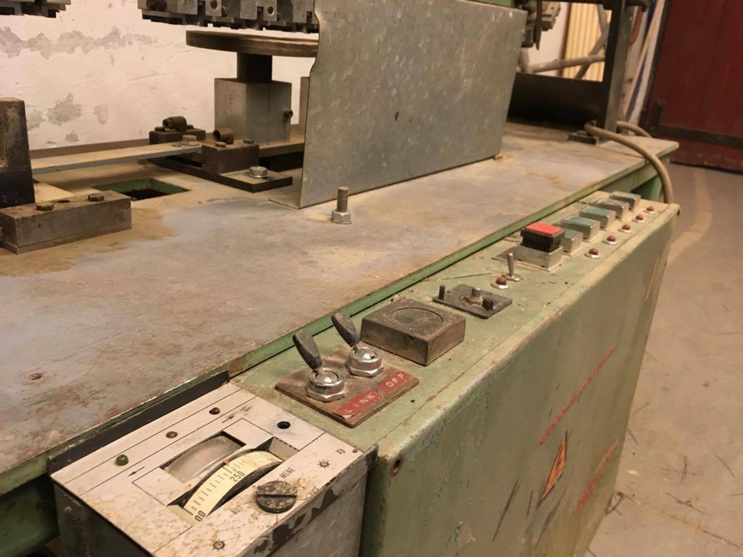 Stroj na výrobu drevených kefiek