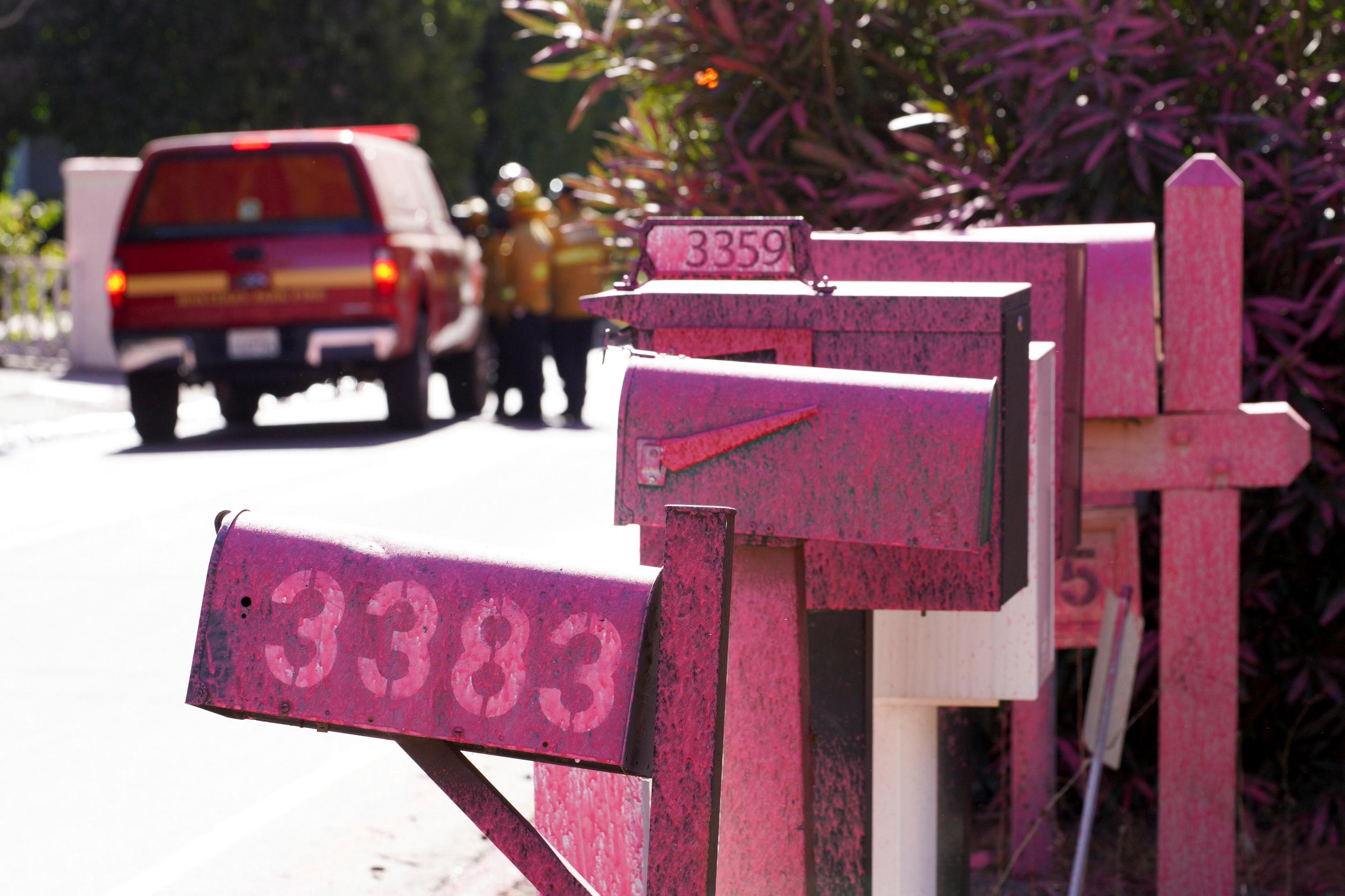 V Los Angeles zhadzujú lietadlá ružový prášok