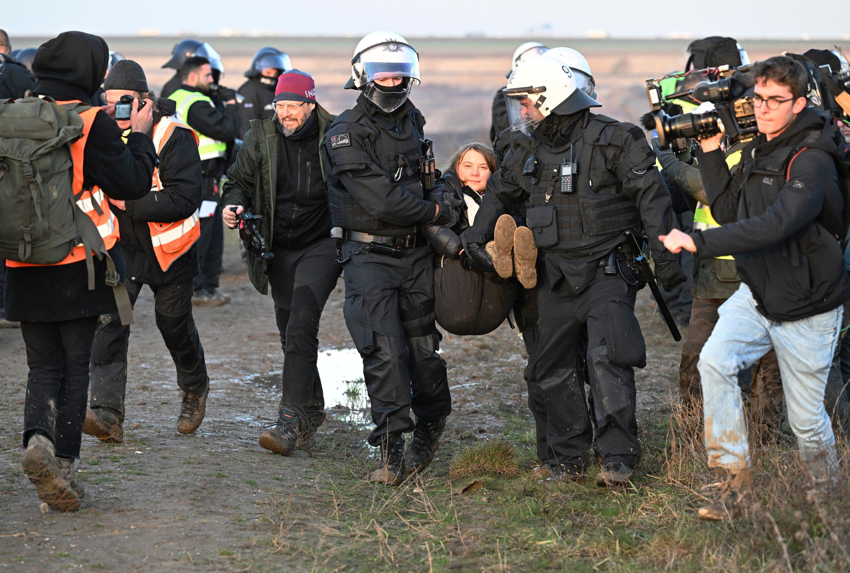 Policajti vyniesli z obce Lützerath klimatickú aktivistku Gretu Thunbergovú počas protestu proti rozšíreniu bane.