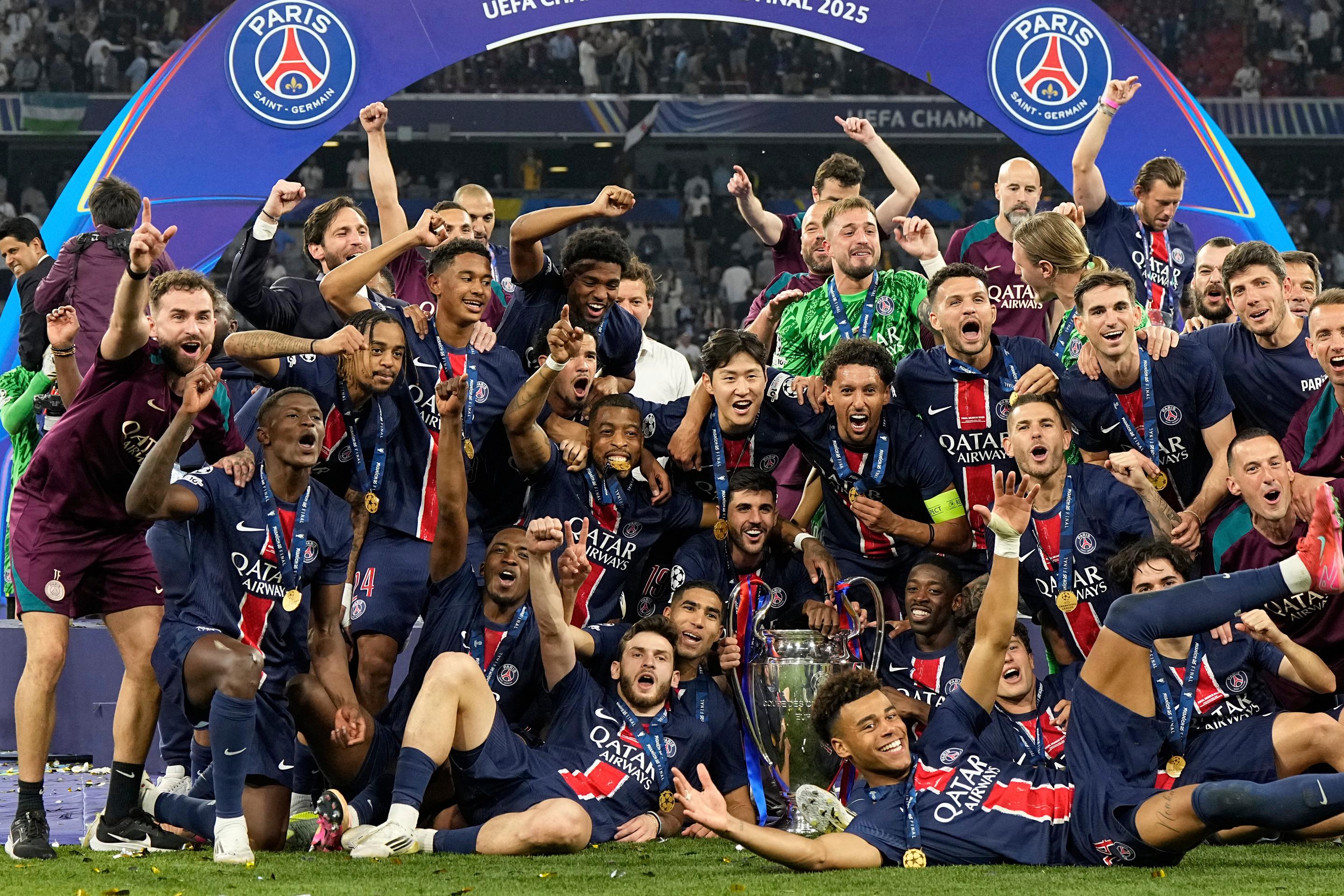 Hráči Paríža St. Germain pózujú s trofejou po triumfe vo finále Ligy majstrov.