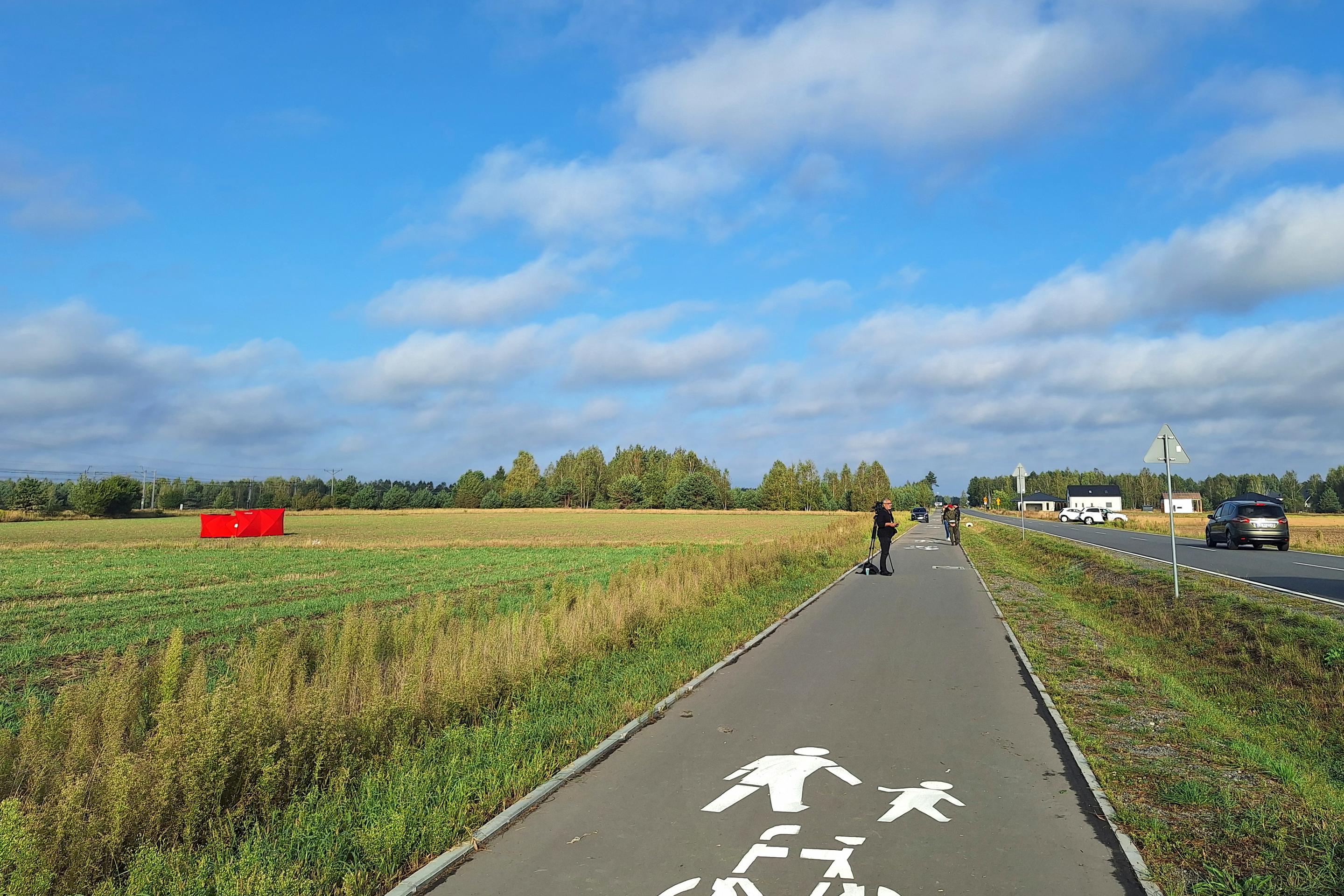Hasiči zabezpečujú časť úlomkov jedného z dronov, ktoré v noci na stredu narušili vzdušný priestor Poľska, v poľskej dedine Czosnówka.