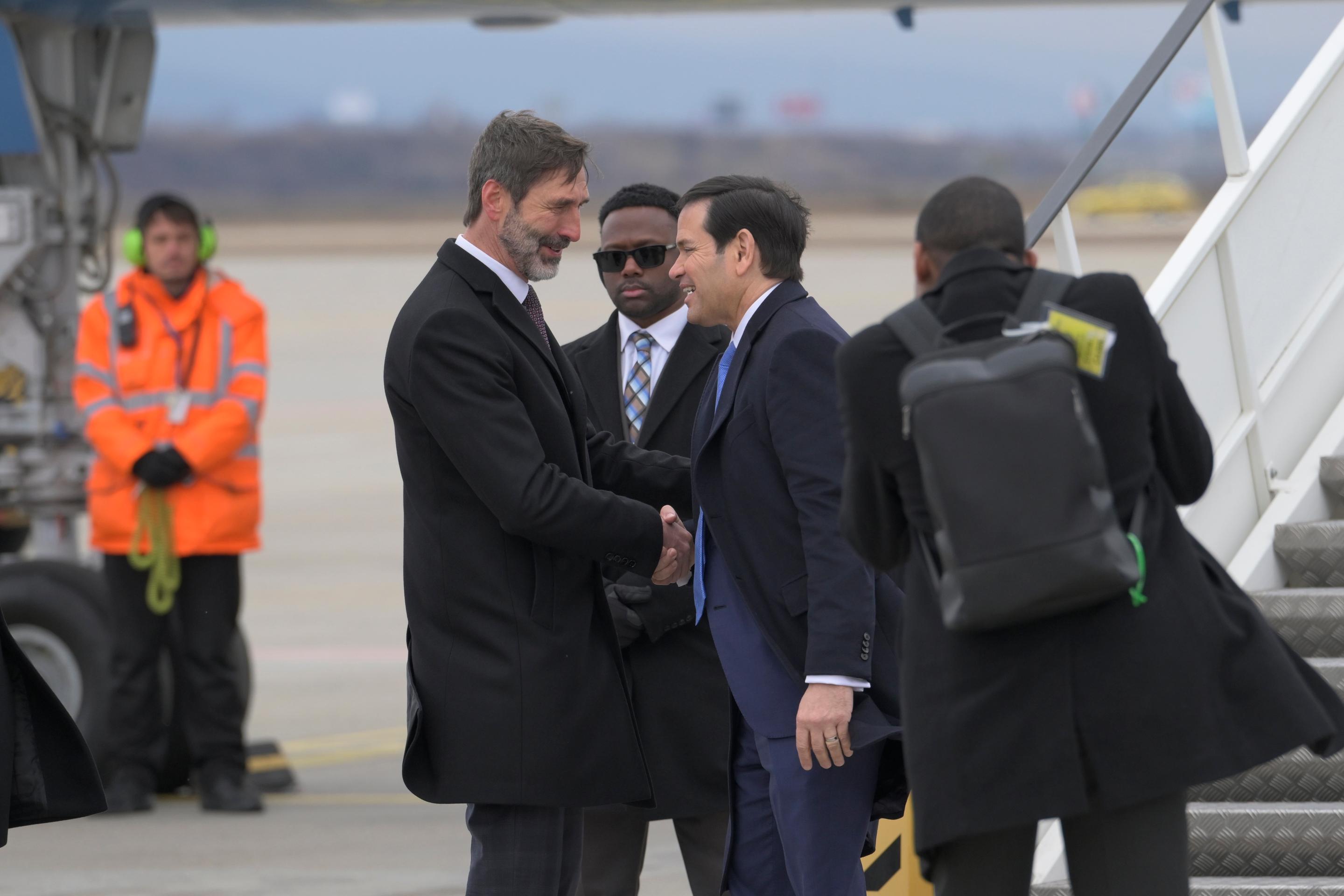 Minister zahraničných vecí a európskych záležitostí SR Juraj Blanár (Smer-SD) víta amerického ministra zahraničných vecí Marca Rubia na bratislavskom Letisku Milana Rastislava Štefánika.