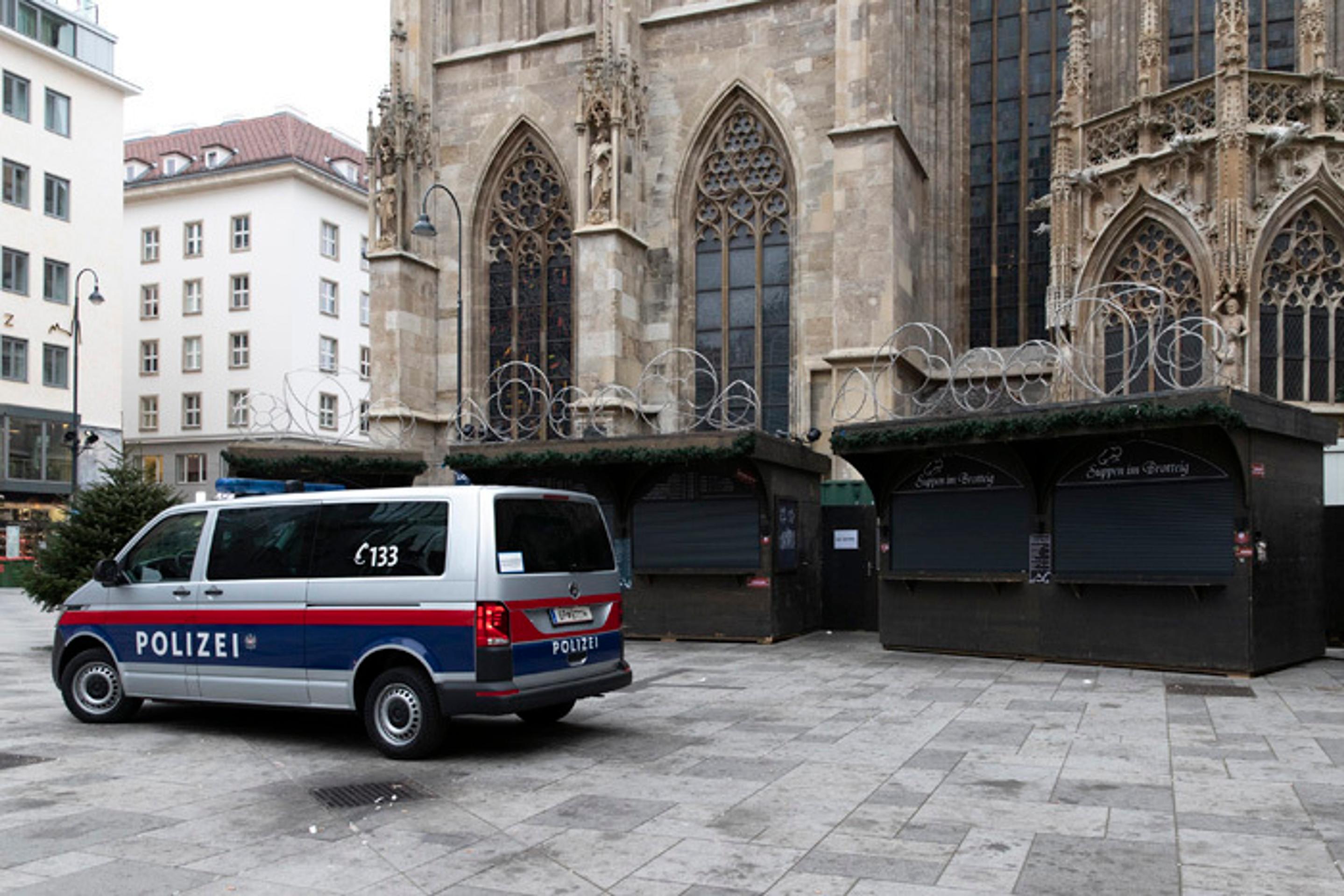 Polícia počas lockdownu vo Viedni.