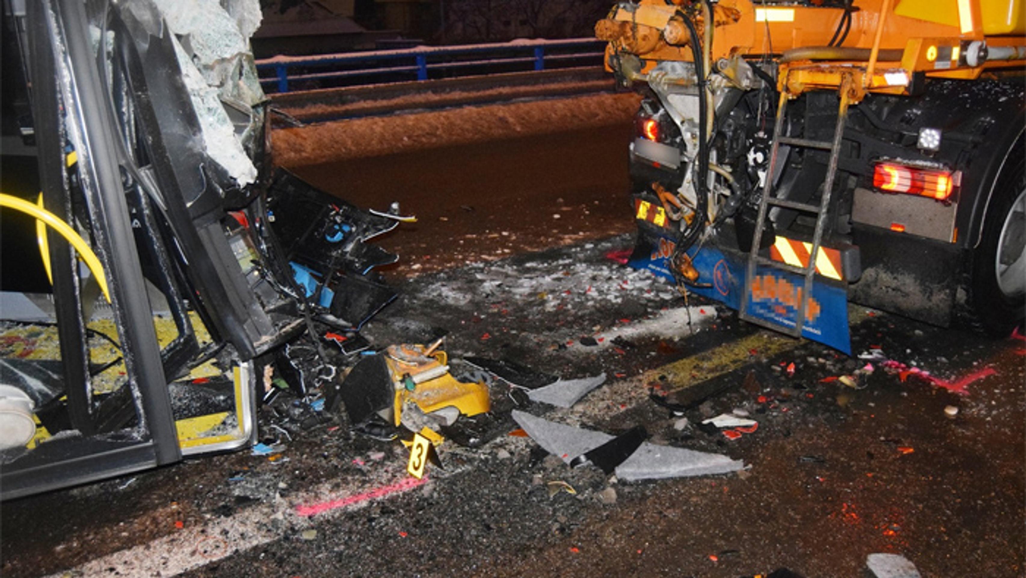 Autobus MHD sa zrazil s posypovačom.