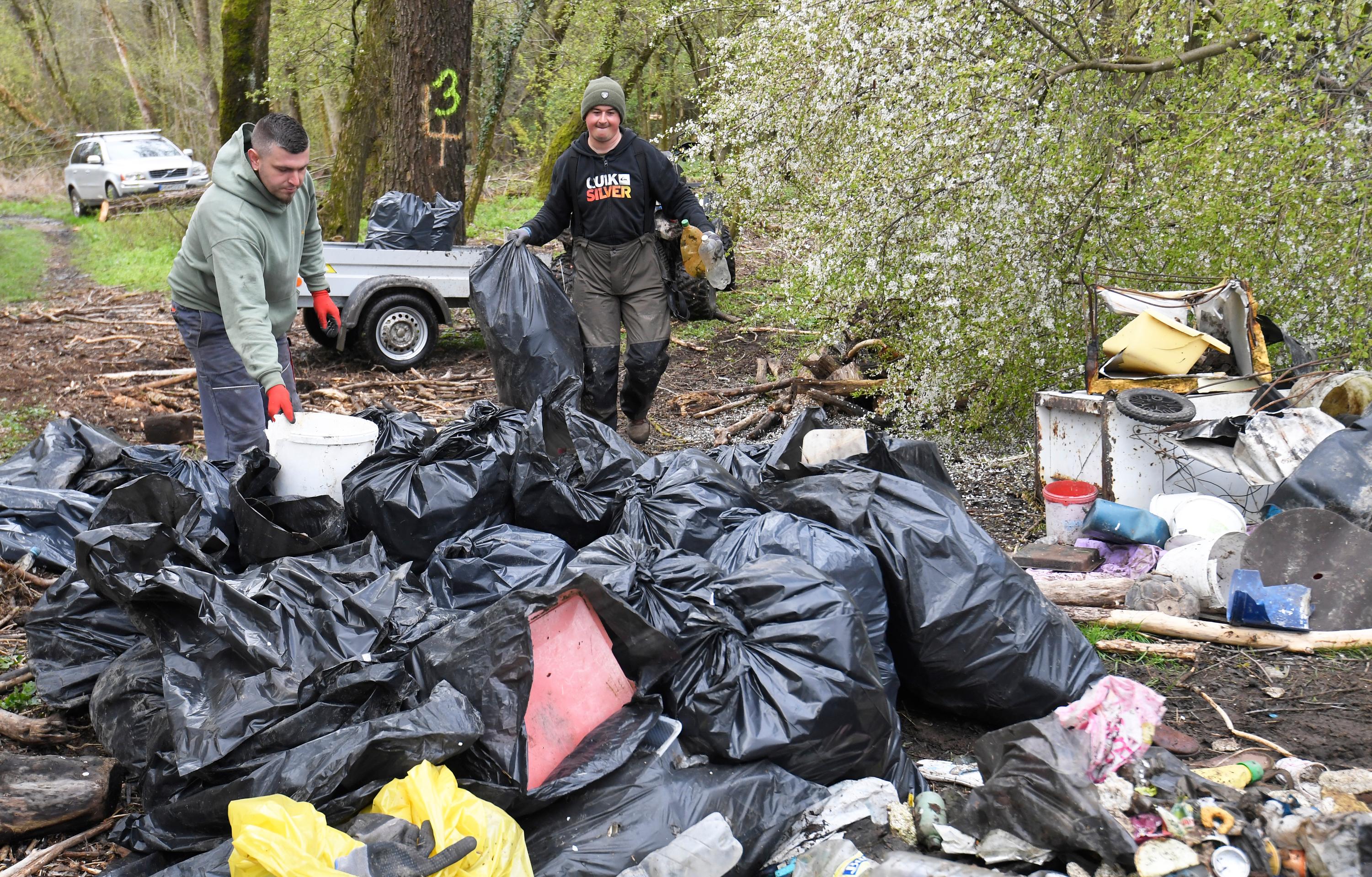 Dobrovoľníci čistia Zemplínsku šíravu.