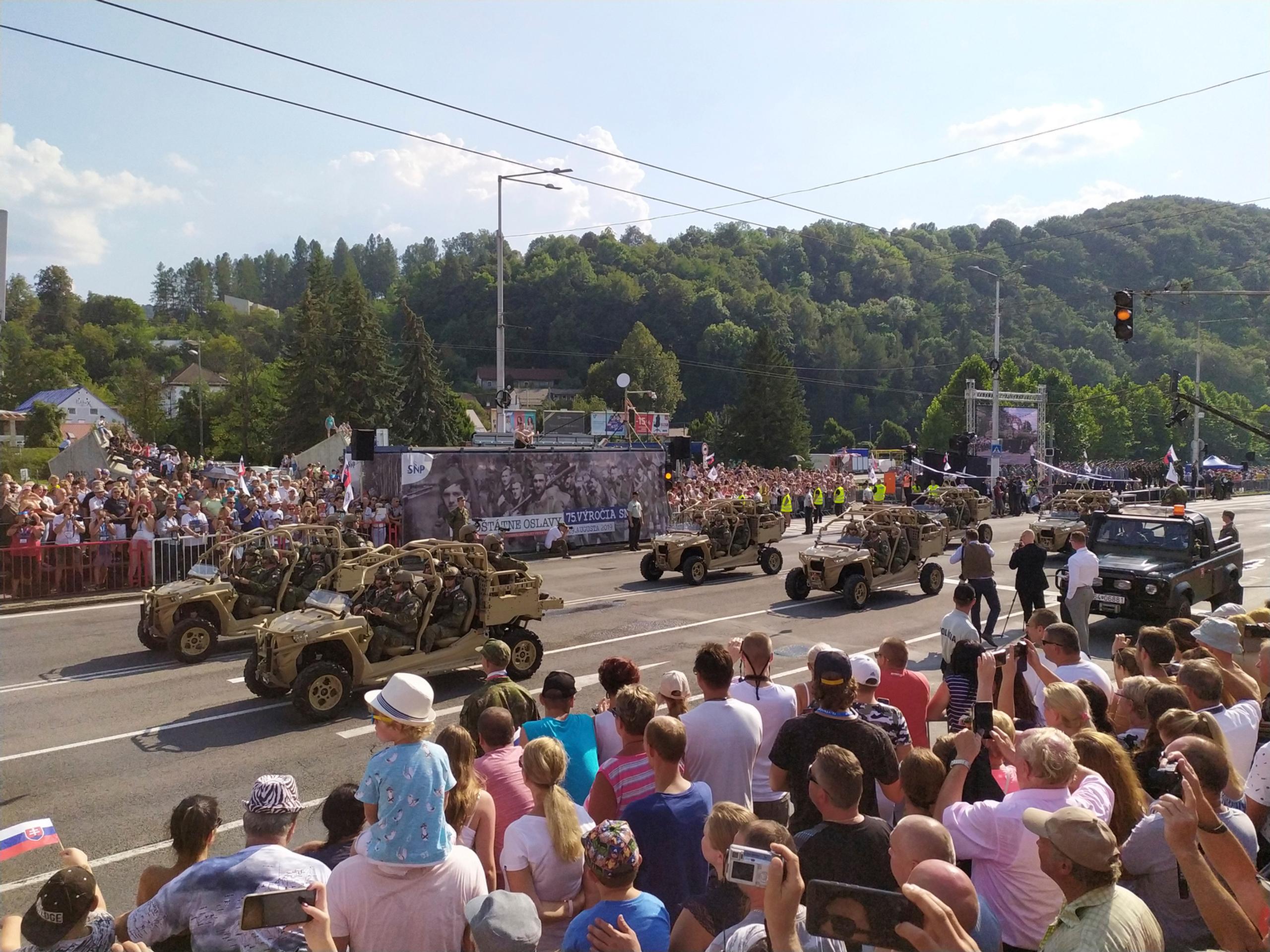 Vojenská prehliadka počas centrálnych osláv 75. výročia SNP.