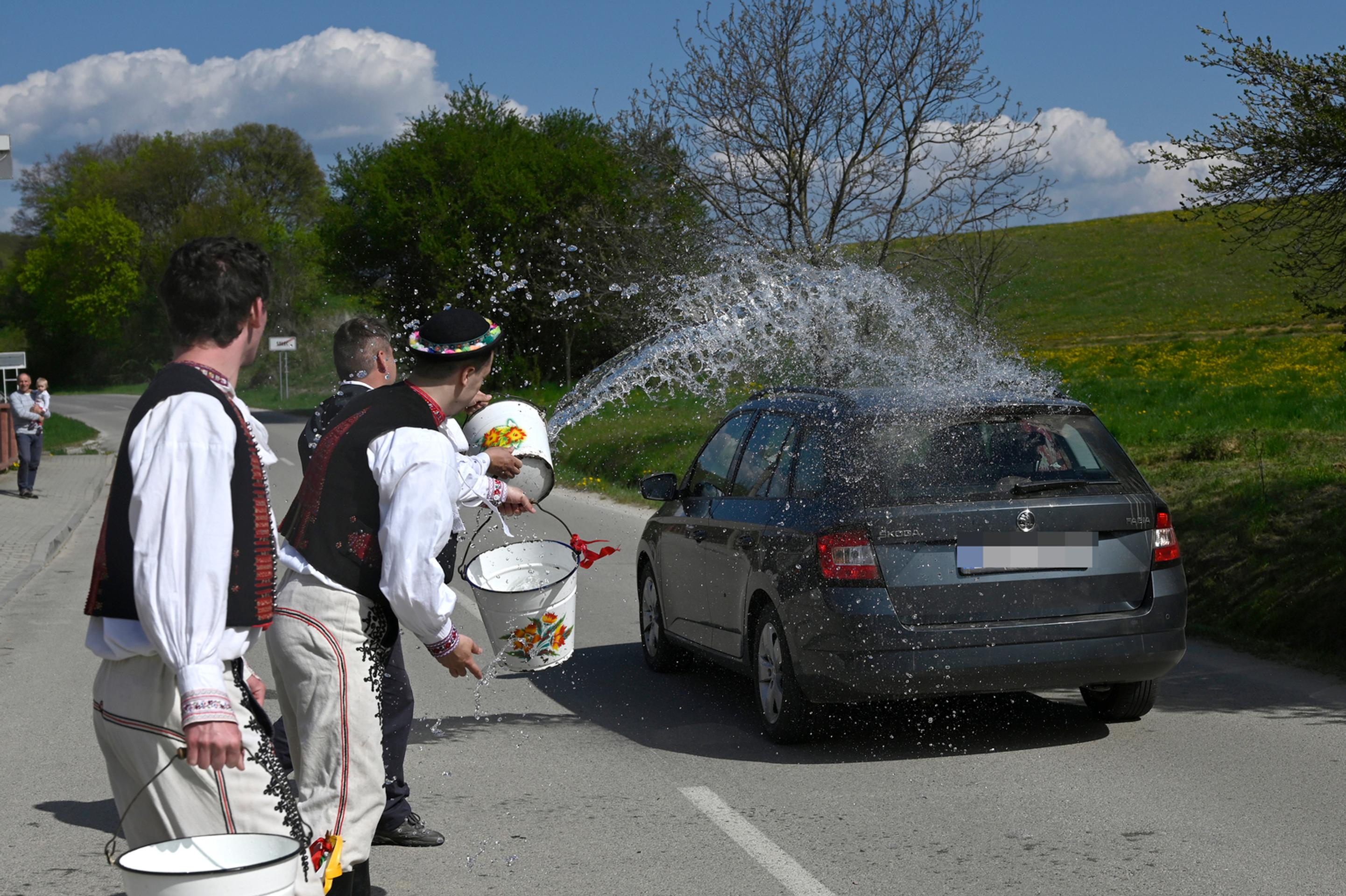 Mládenci z obce Selec neďaleko Trenčína počas oblievačky.