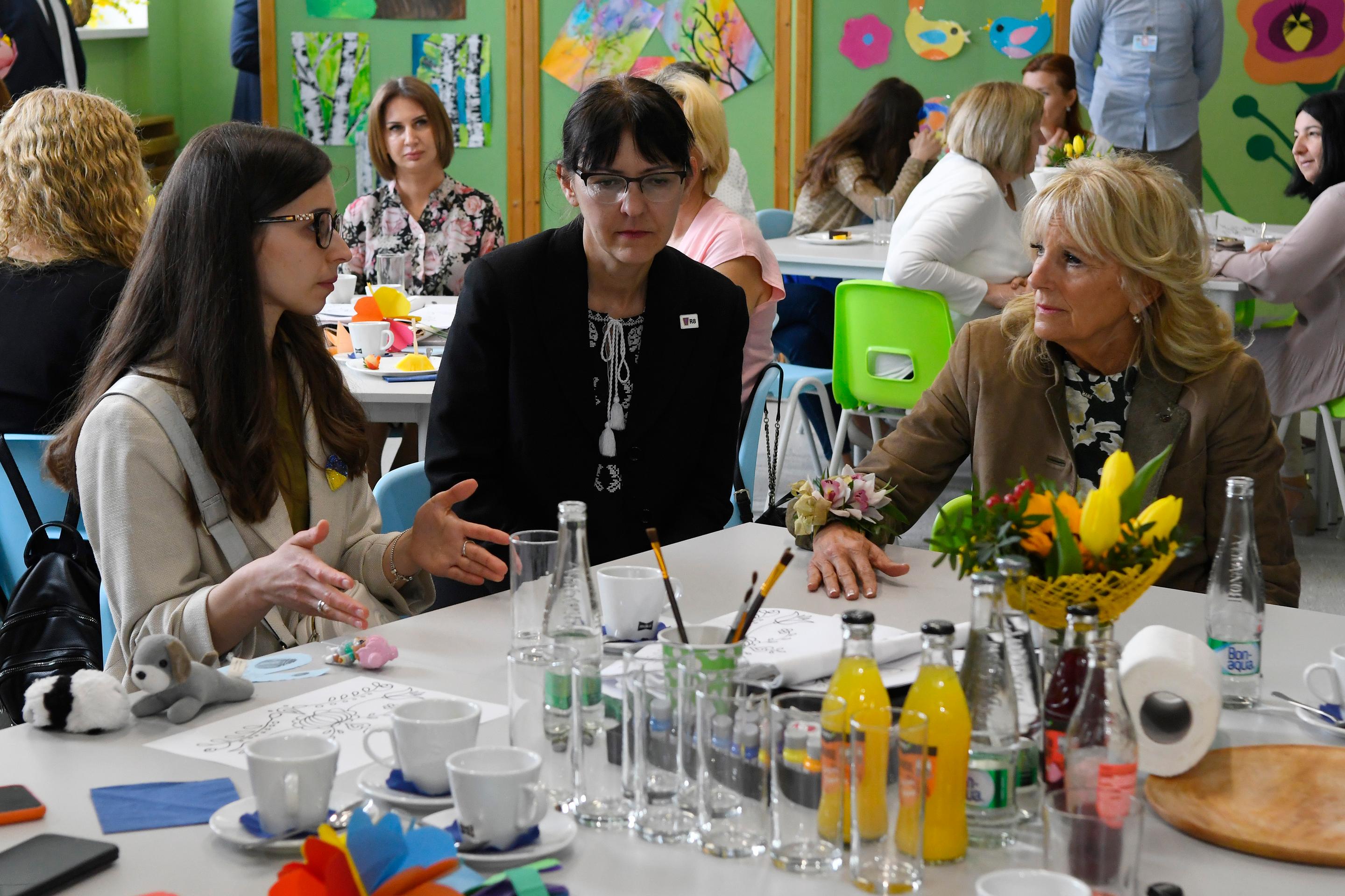 Manželka amerického prezidenta Jill Bidenová sa na Základnej škole (ZŠ) Tomášikova 31 v Košicach stretla so slovenskými a ukrajinskými matkami pri príležitosti Dňa matiek.