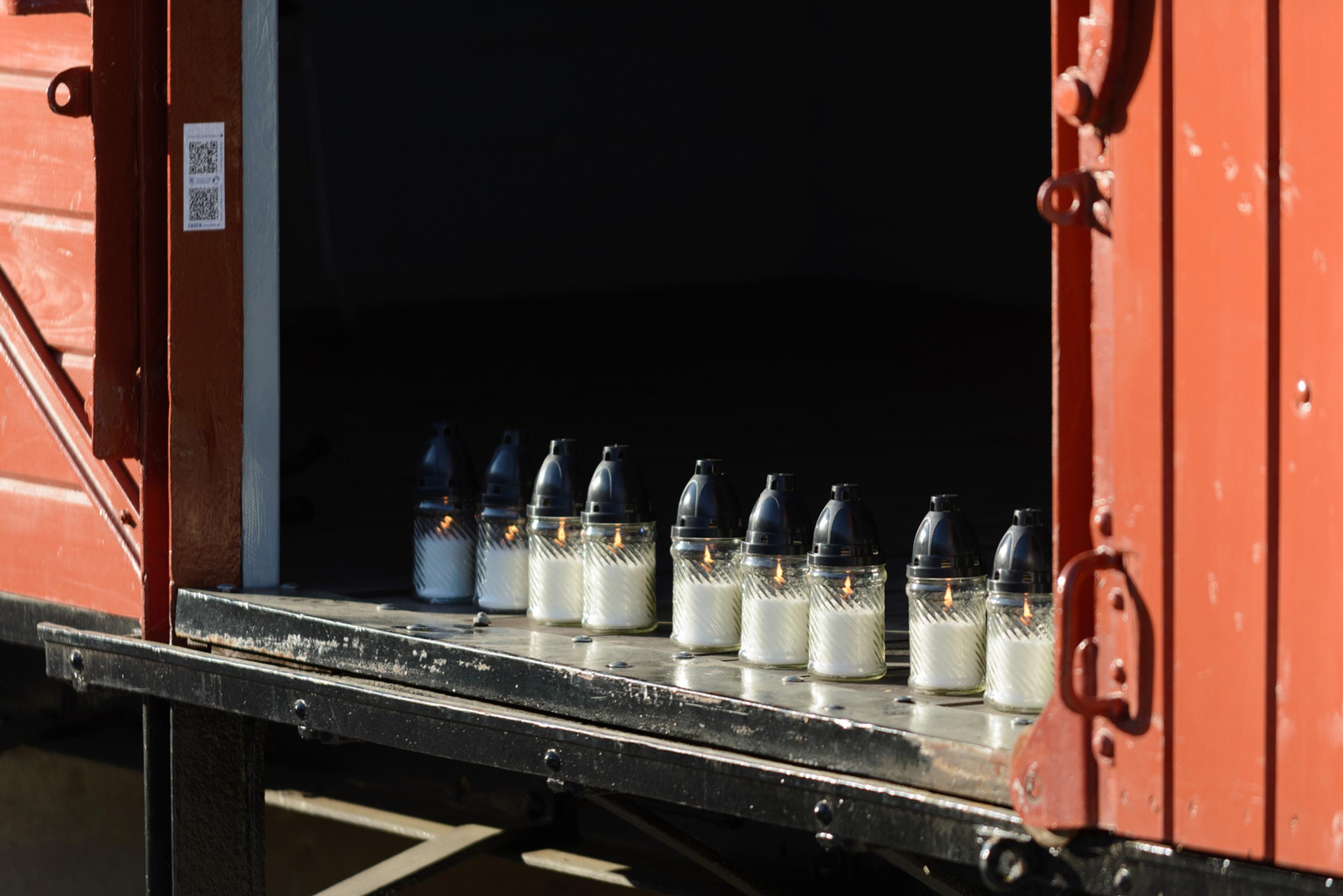 Pamiatku tisícok zavraždených Židov si uctili účastníci pietnej spomienky v Múzeu holokaustu v Seredi.