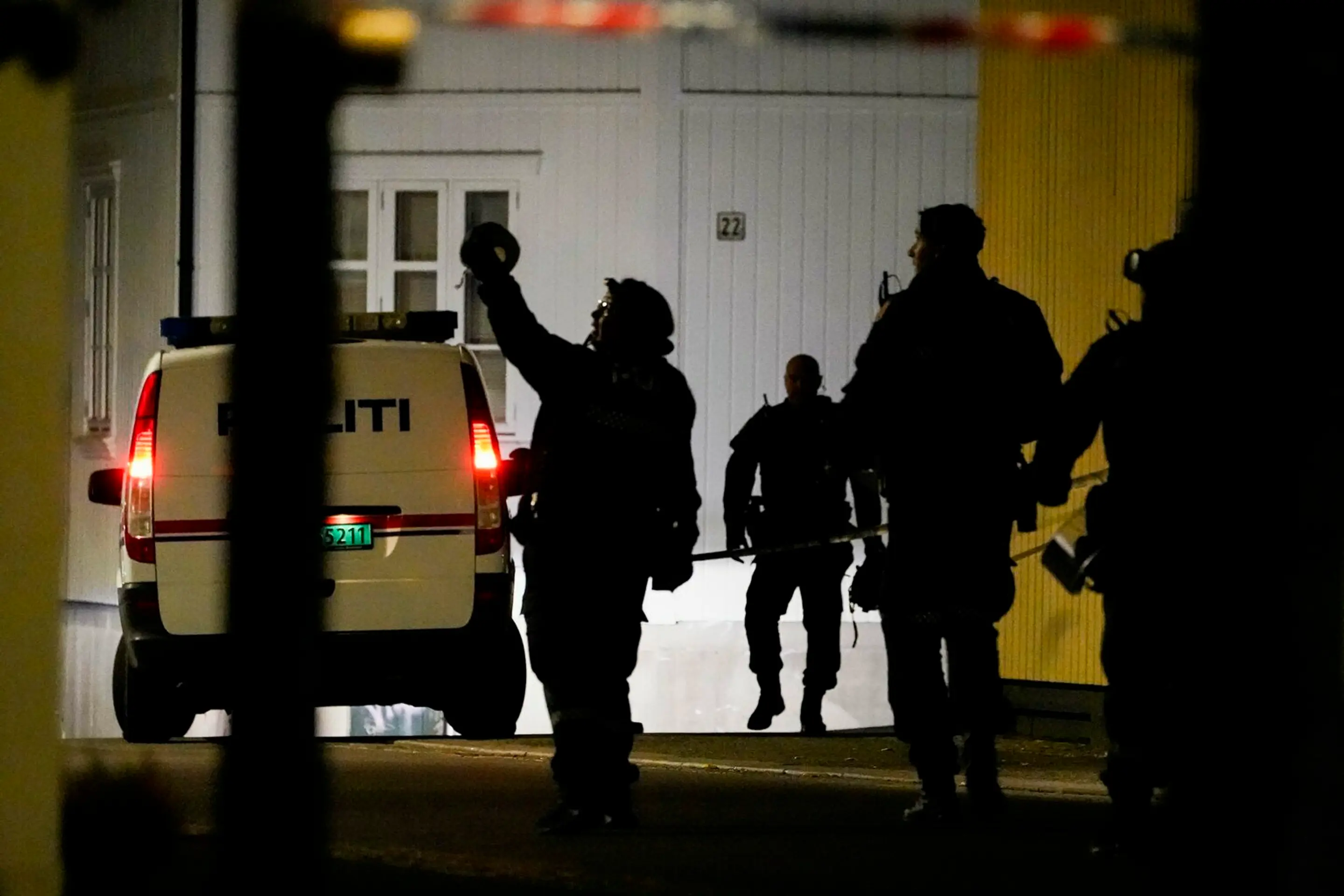 Policajti na mieste činu v Kongsbergu.
