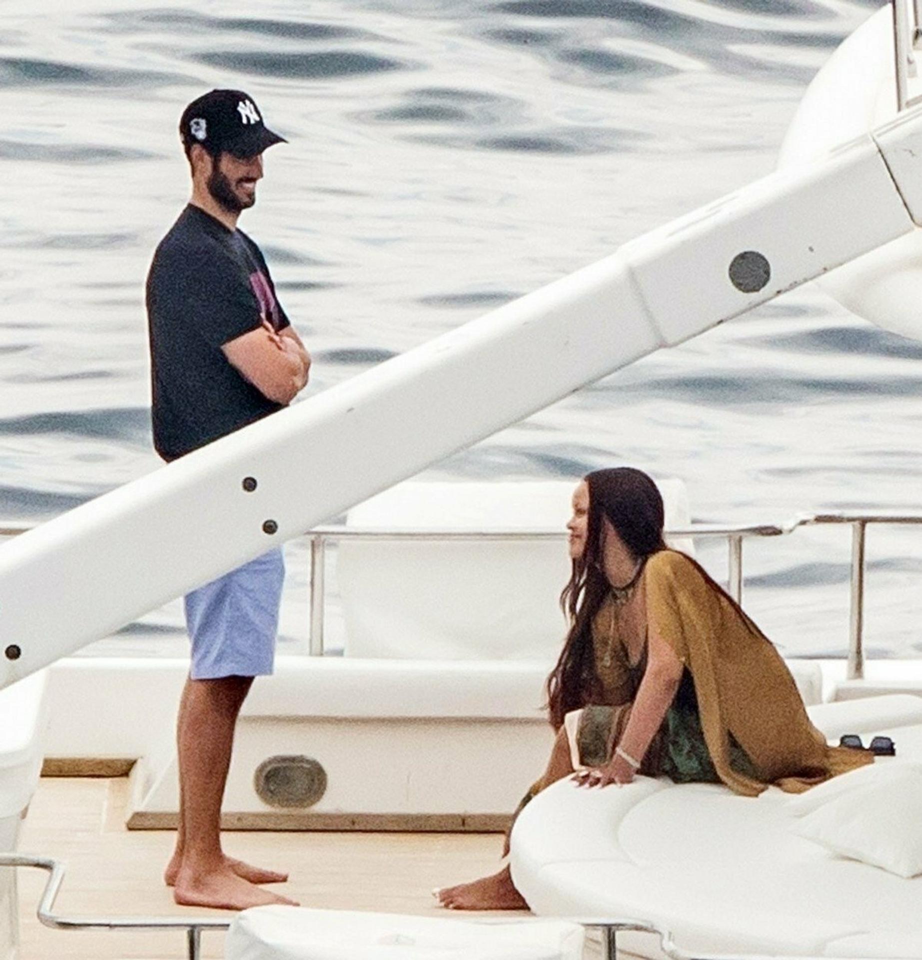 Rihanna s Haasanom a priateľmi.