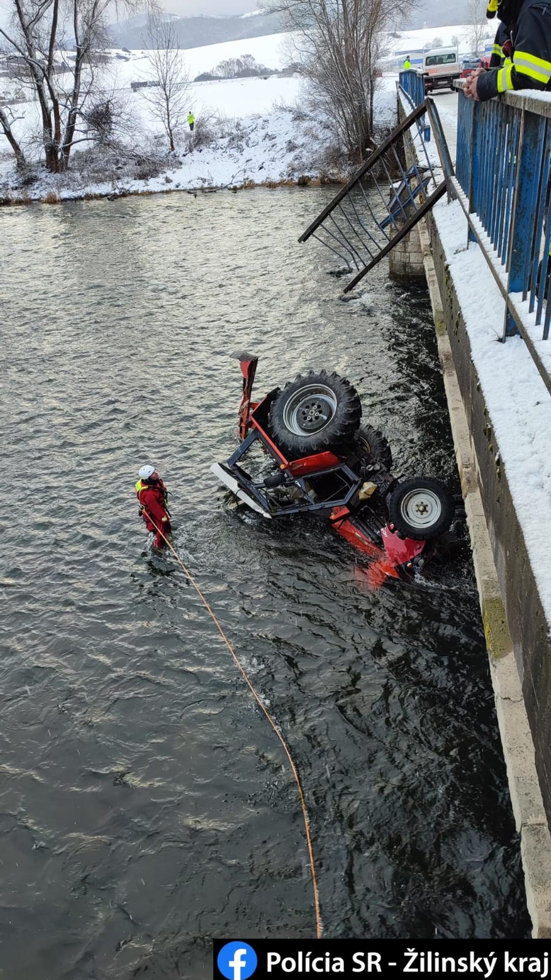 Traktor sa po zrážke zrútil do rieky.
