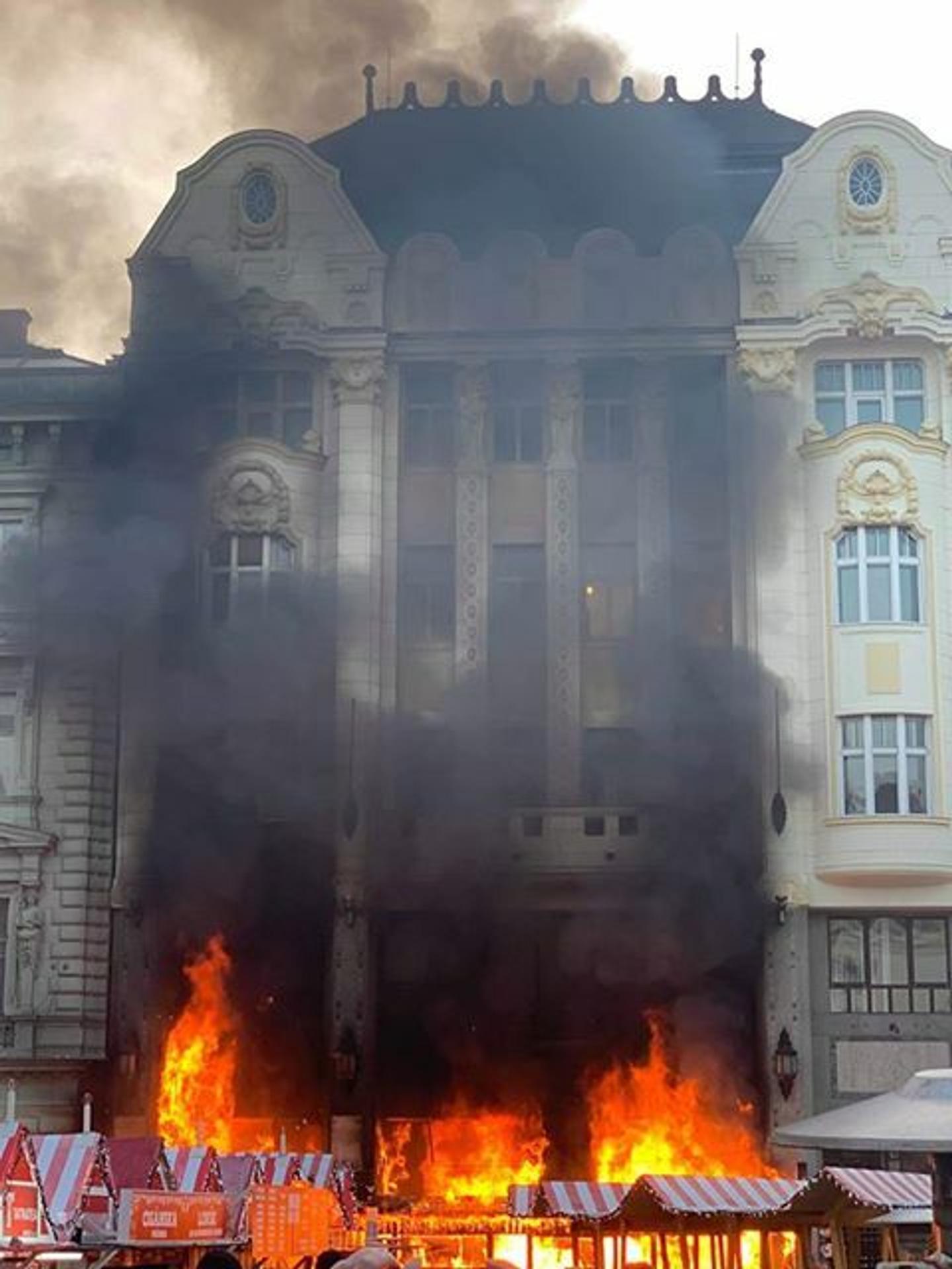 Požiar na vianočných trhoch.