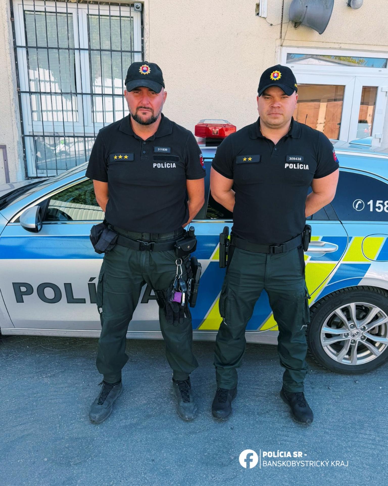 Zachránili dvoch ľudí z horiaceho bytu