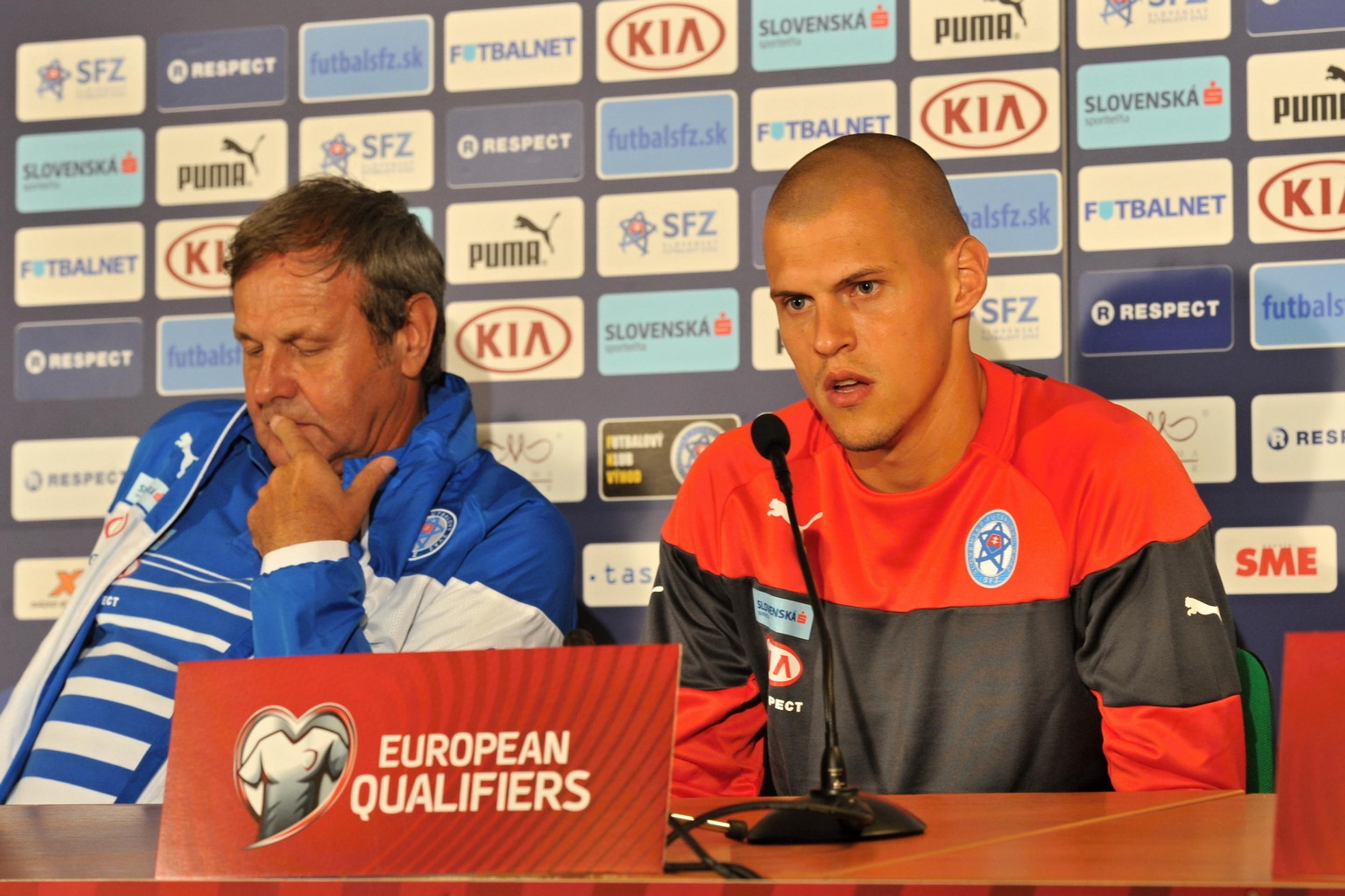 Tréner Ján Kozák a kapitán Martin Škrtel pred zápasom s Ukrajinou.