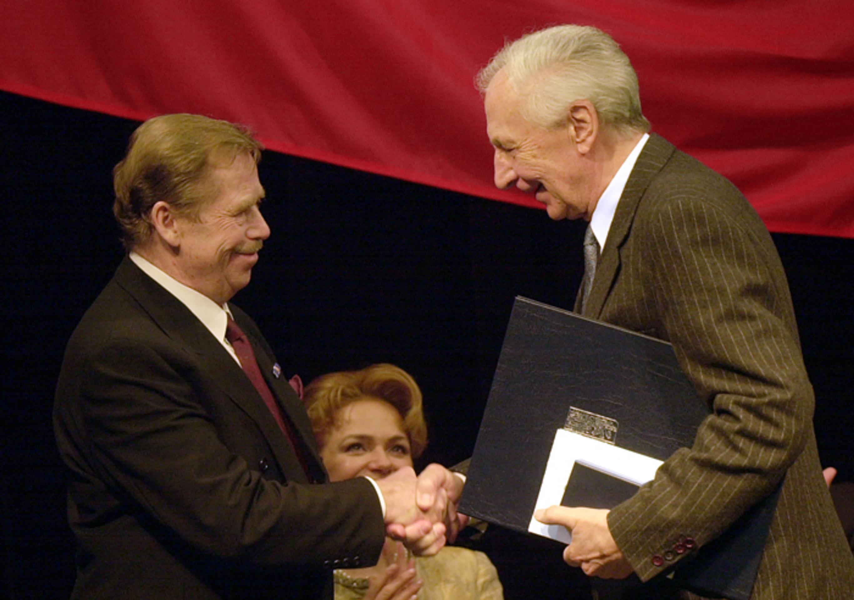 Prezident Václav Havel odovzdal Ladislavovi Chudíkovi št. vyznamenanie ČR Medailu za zásluhy I. stupňa za vynikajúce umelecké vý