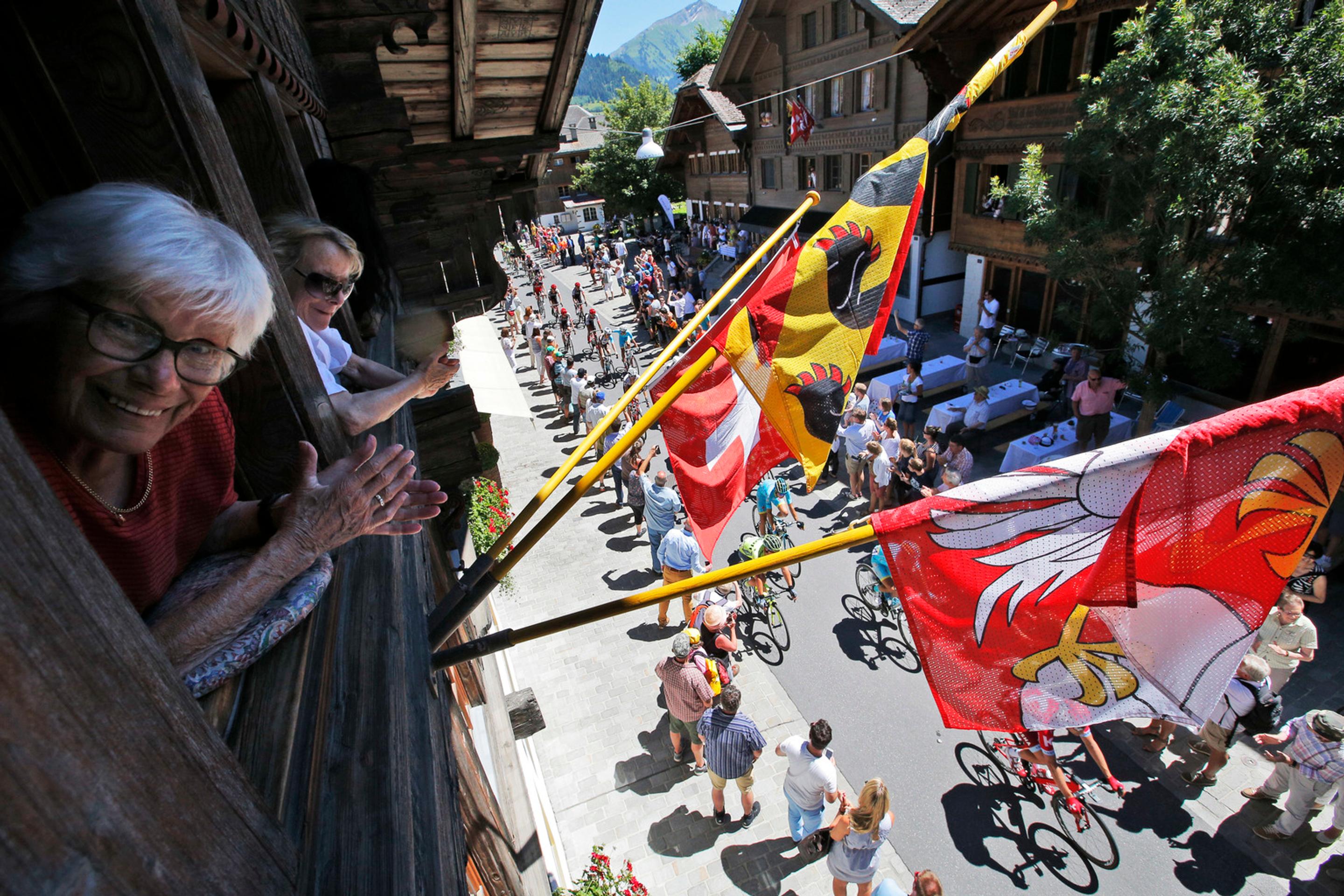 Diváci v Berne povzbudzujú cyklistov počas 17. etapy Tour de France.