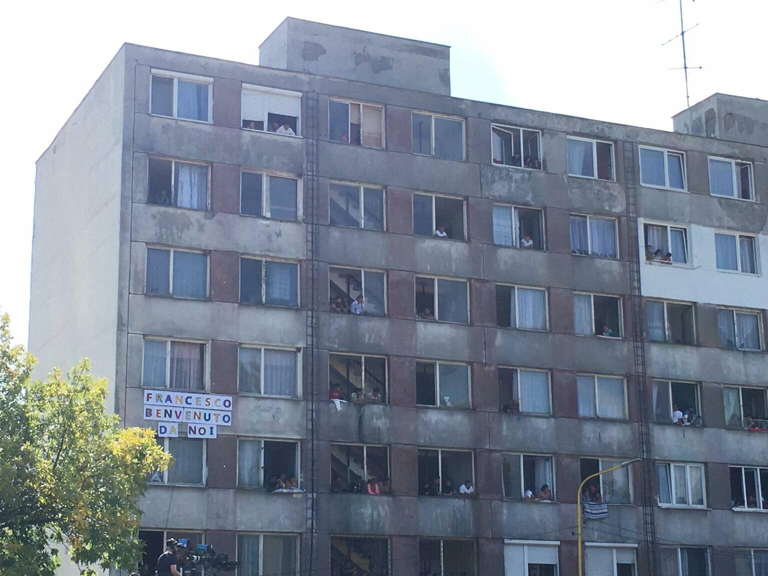 Ľudia na sídlisku Luník IX, ktorí čakajú na pápeža.