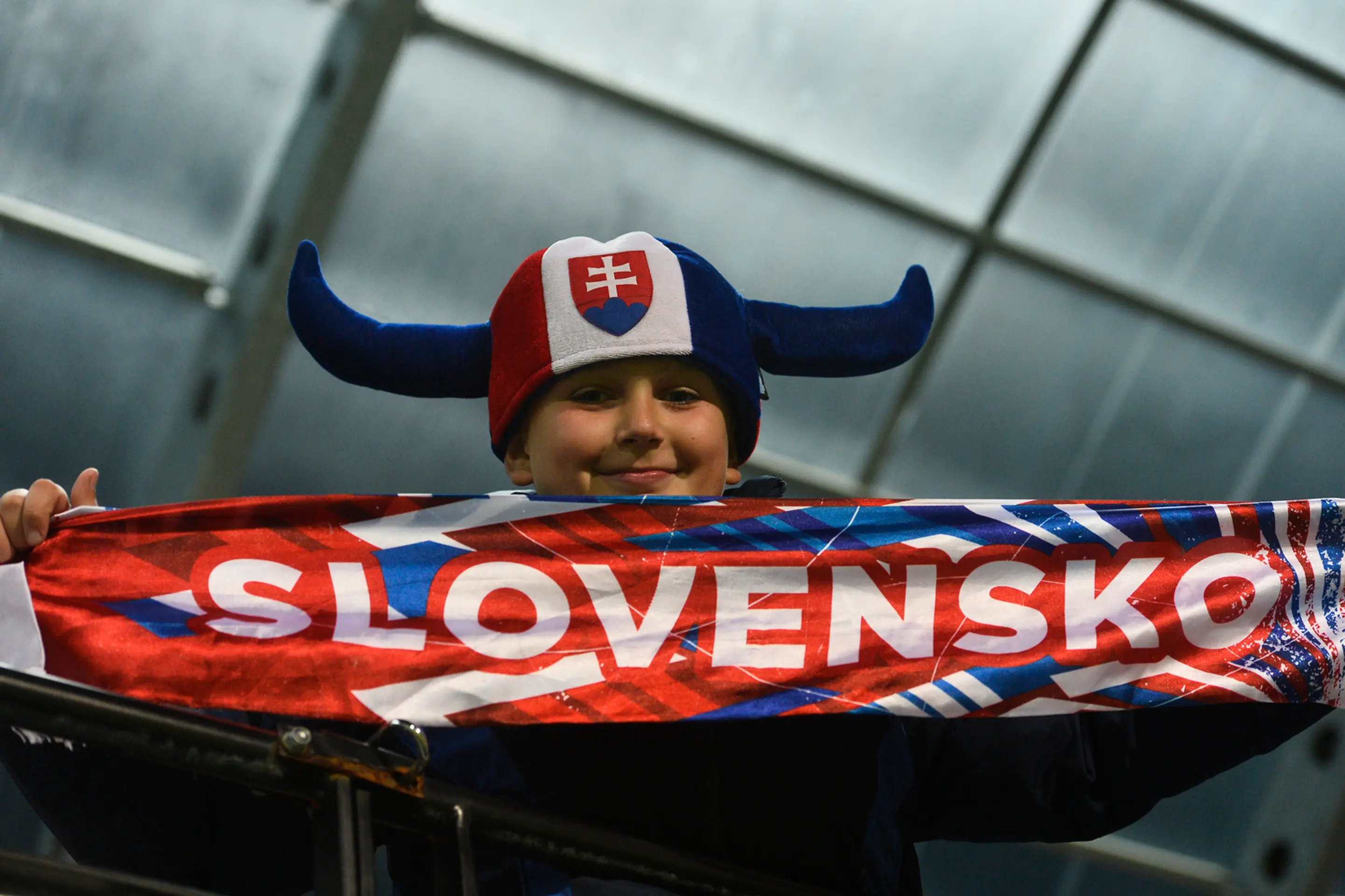 Slovenský fanúšik v zápase kvalifikácie ME 2017 hráčov do 21 rokov proti Bielorusku.