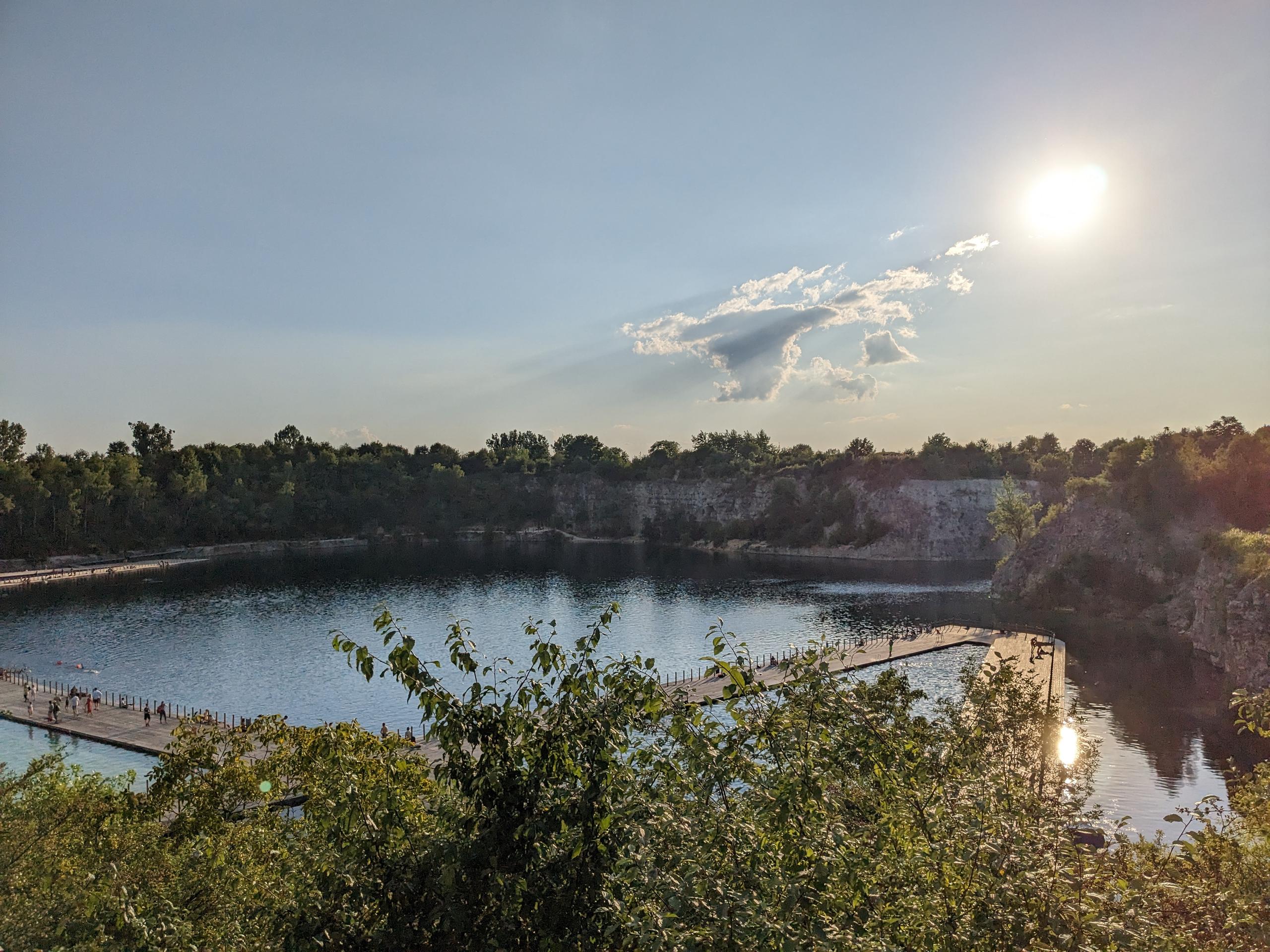 Pohľad na bazény od budovy s WC a Sprchami