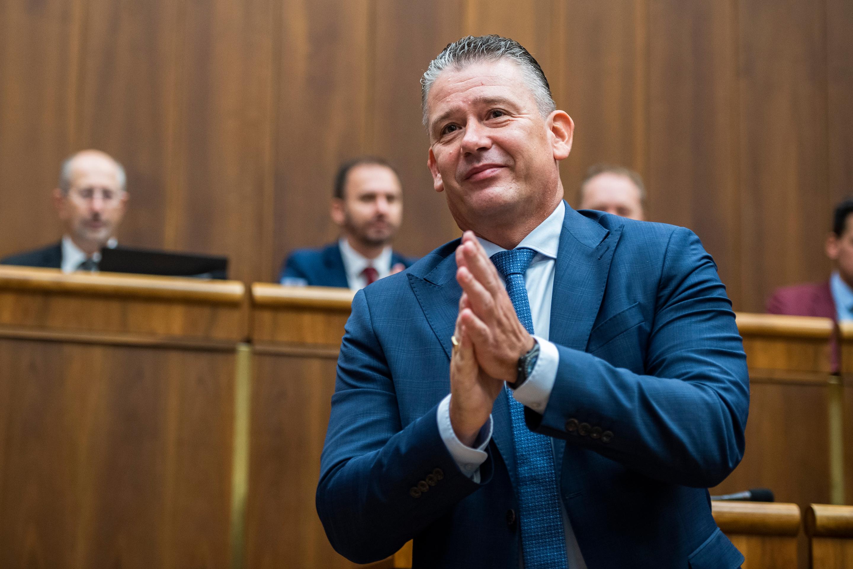 minister vnútra SR Roman Mikulec (OĽaNO) počas hlasovania o vyslovení nedôvery jemu samotnému