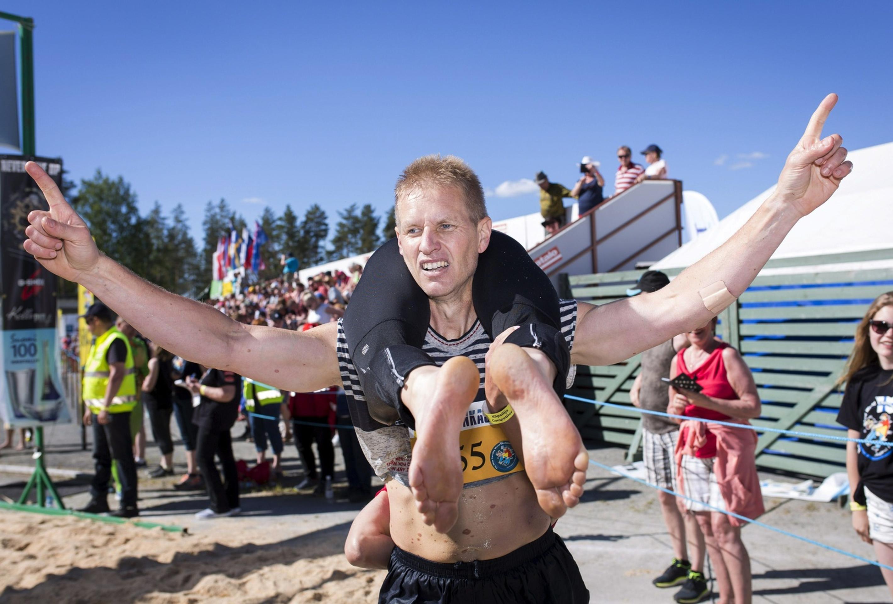 Majstrovstvá sveta v nosení manželky vo Fínsku.