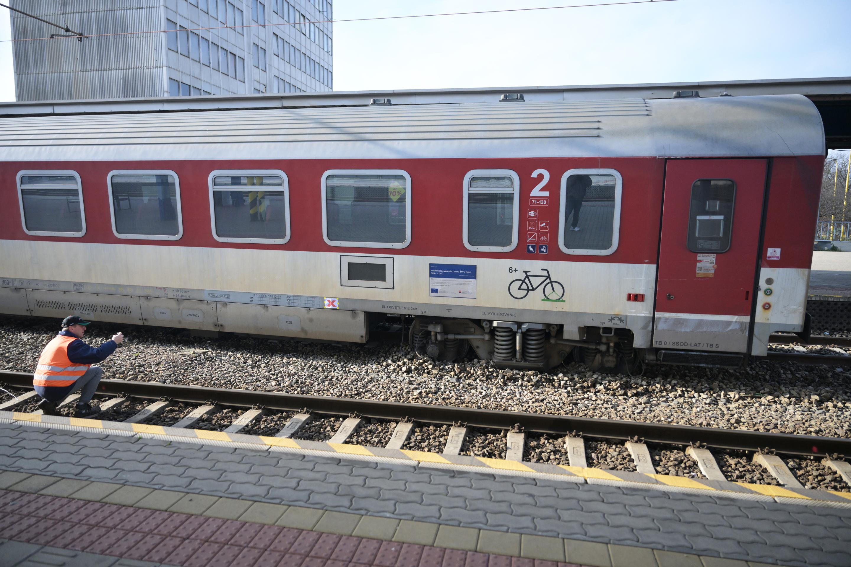 Na železničnej stanici v Košiciach sa vykoľajil vozeň vlaku