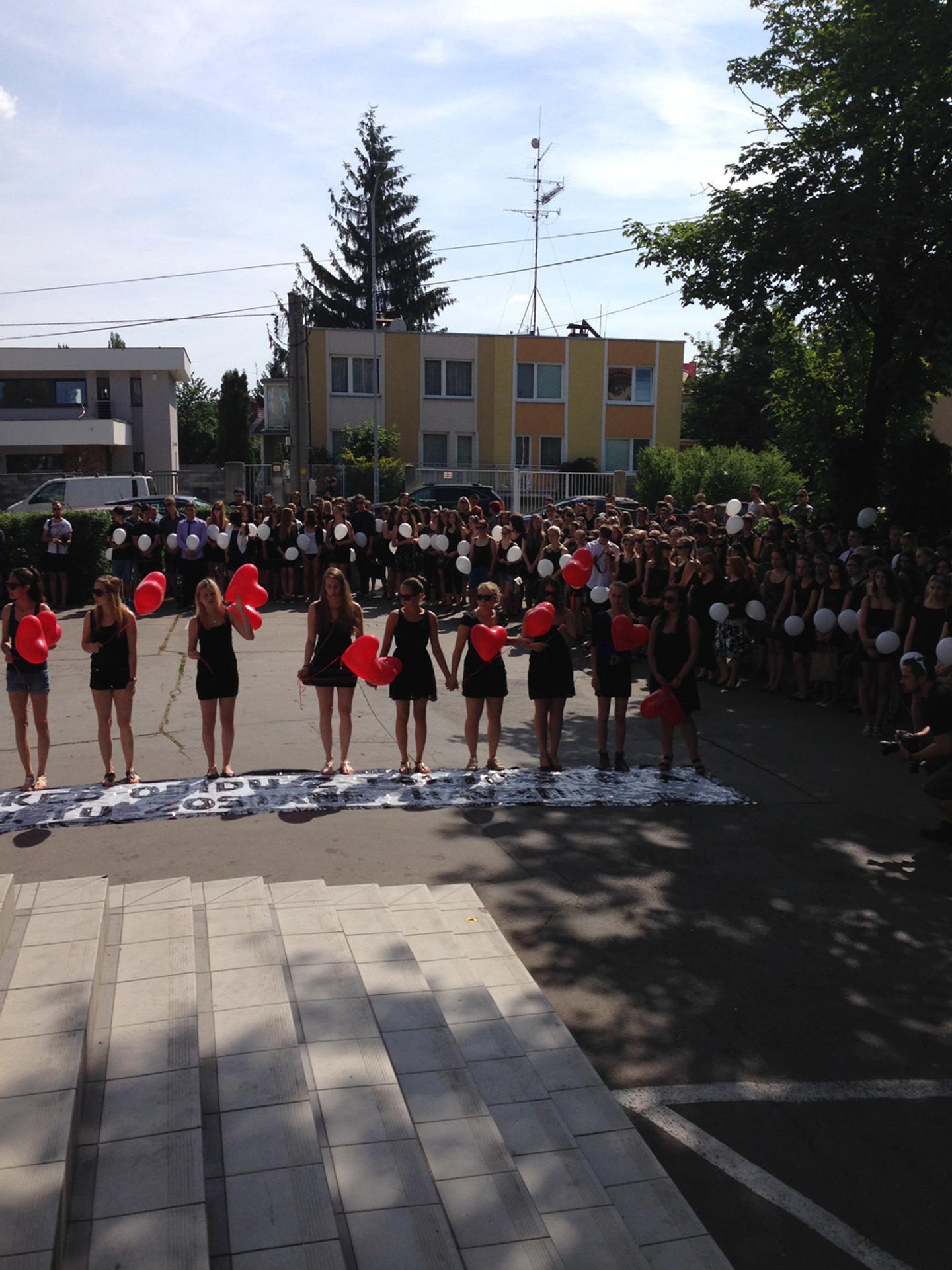 Rozlúčka s mŕtvymi gymnazistkami.