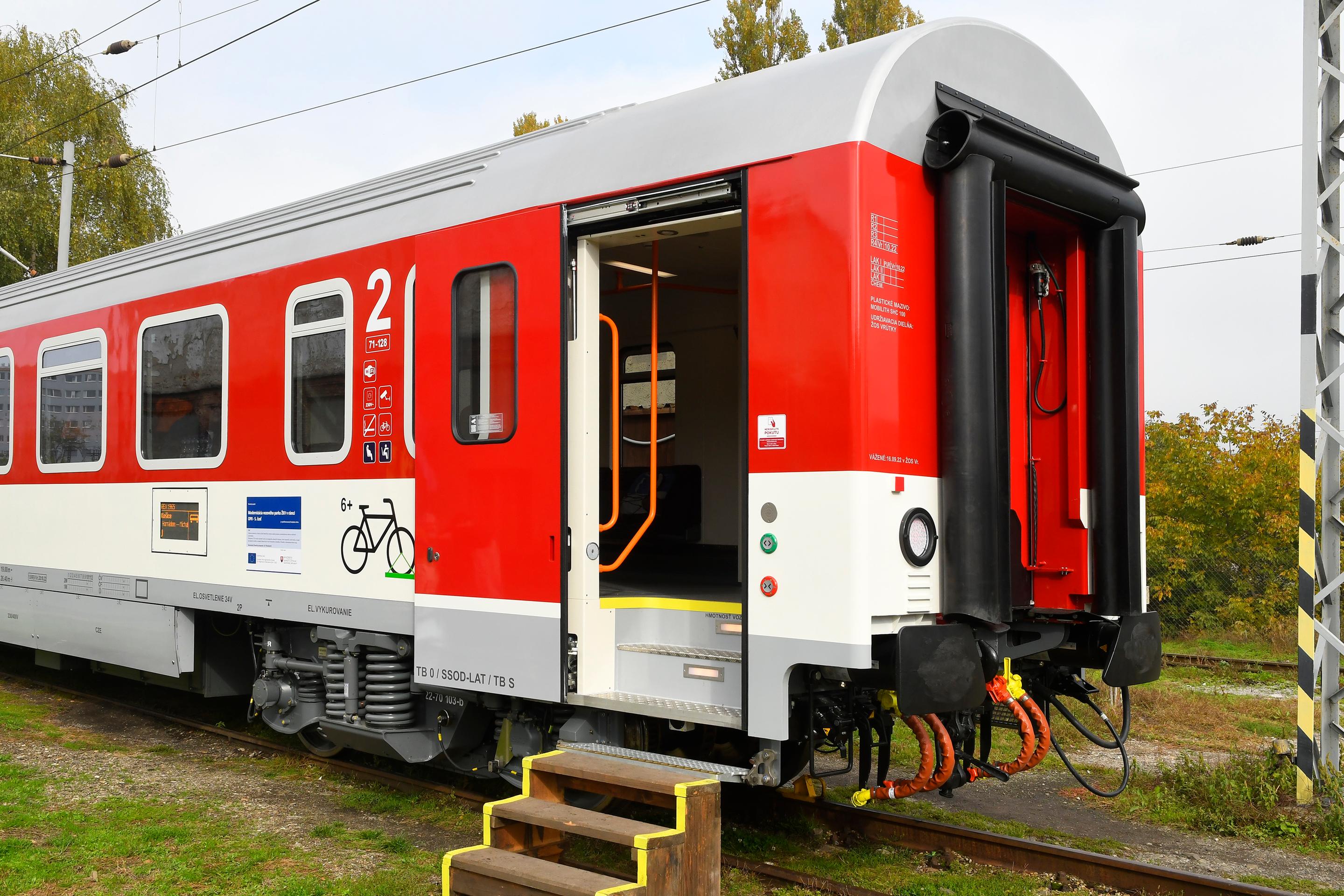 Železničná spoločnosť Slovensko predstavila jeden zo 17 kusov nových osobných vozňov druhej triedy.