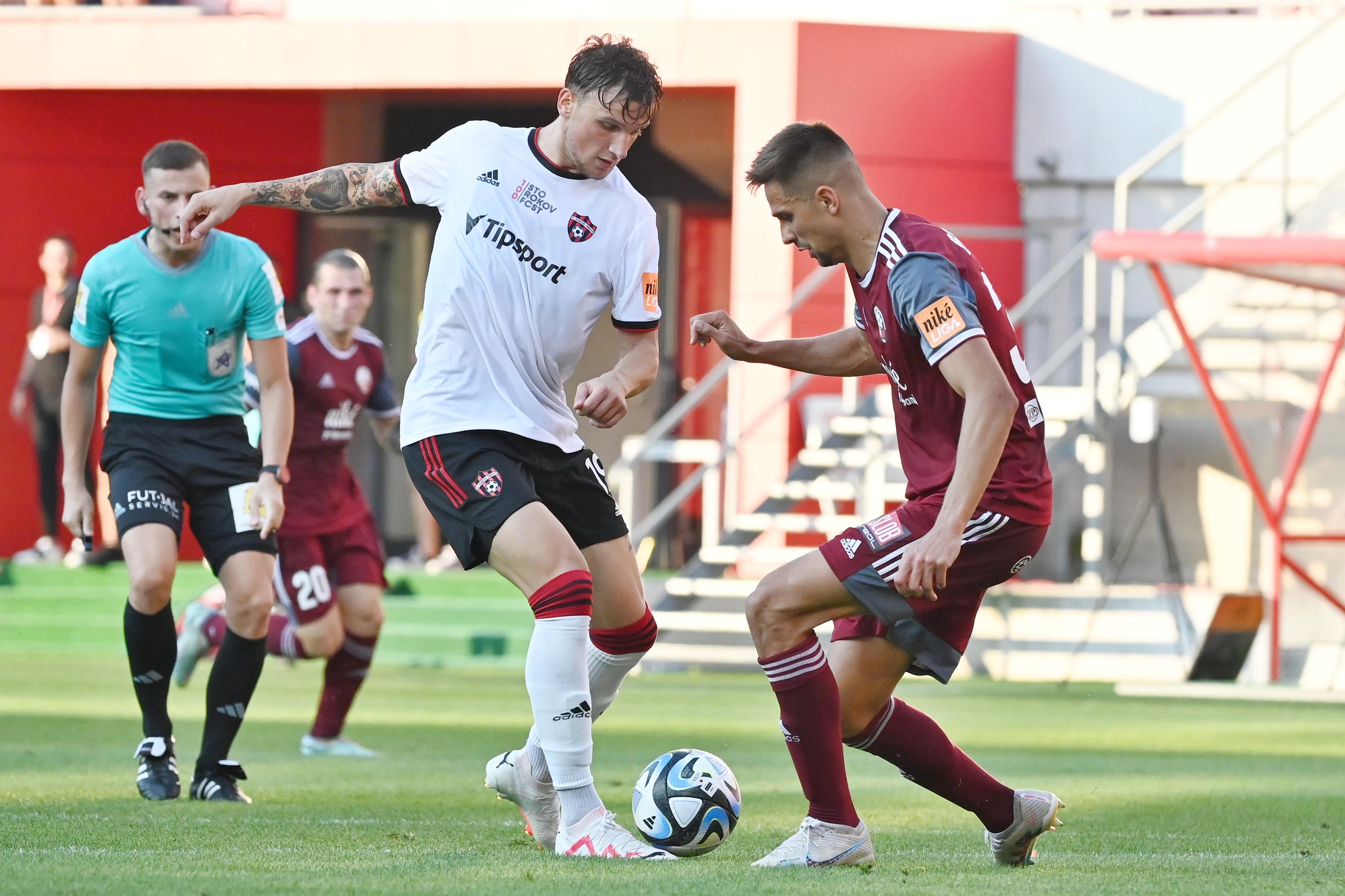 Vľavo hráč Trnavy Milan Ristovski a hráč Podbrezovej Marek Bartoš počas zápasu 4. kola Niké ligy.