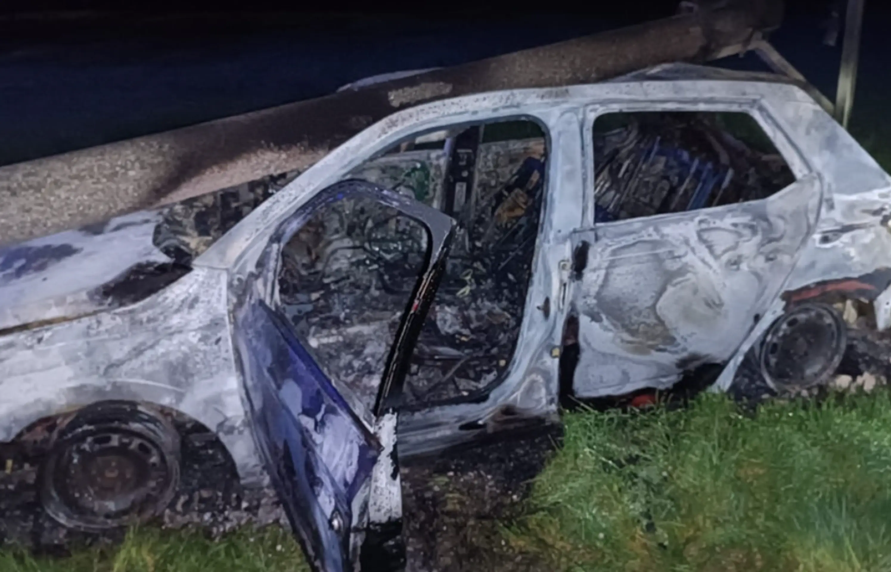 Auto narazilo do elektrického stĺpu a začalo horieť.