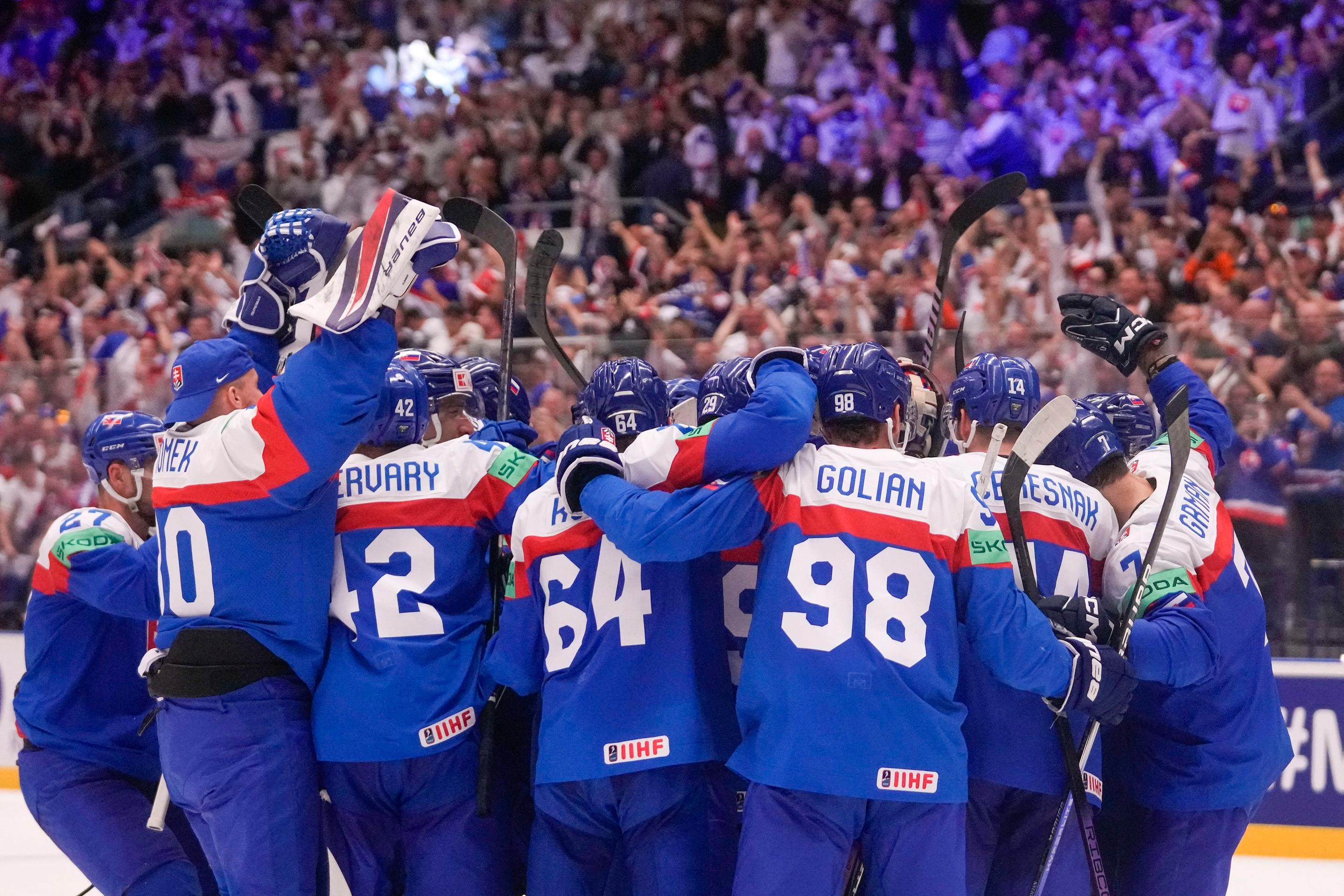 Slováci oslavujú víťazstvo nad USA na MS 2024.