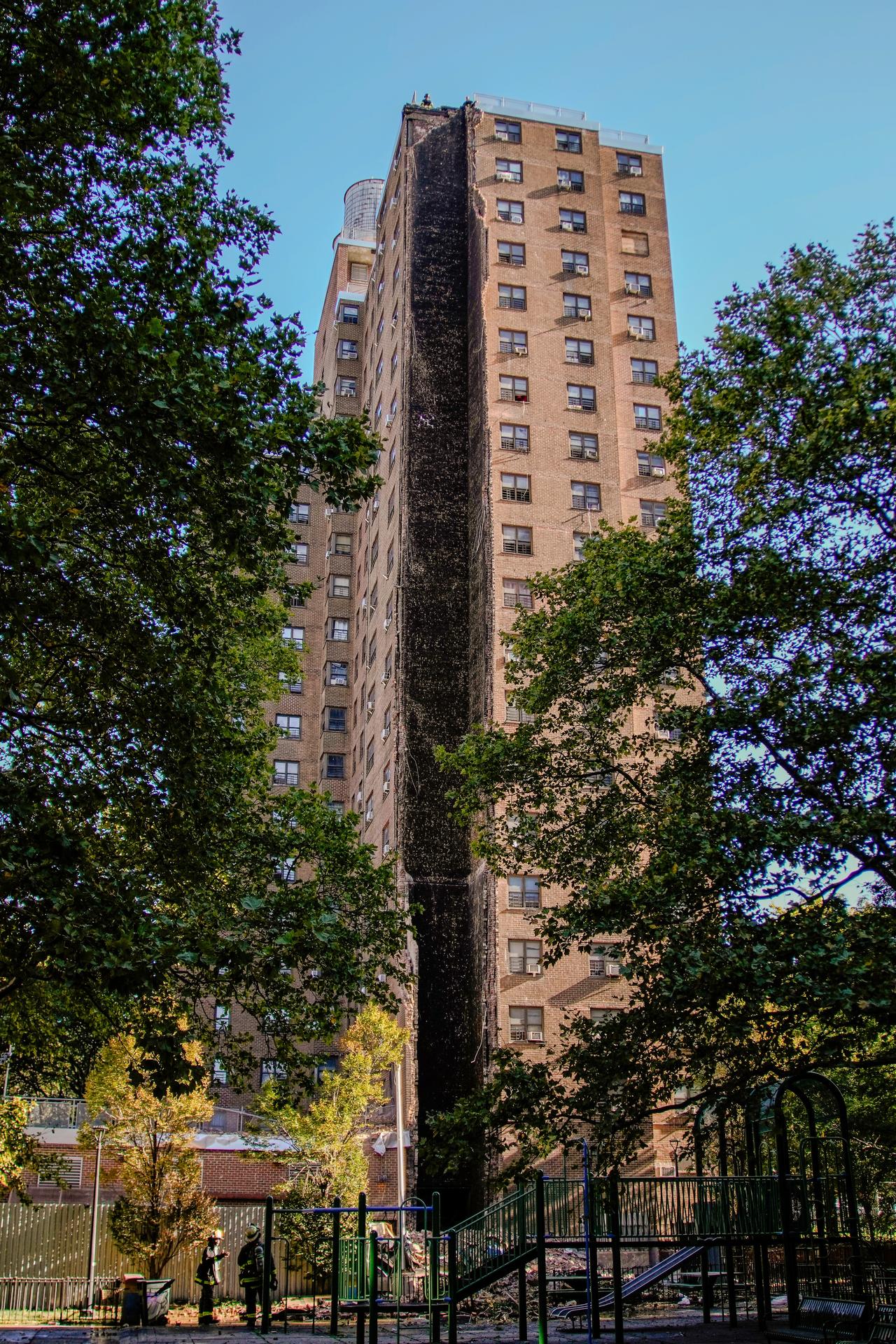 V Bronxe sa po výbuchu zrútila časť obytnej budovy.