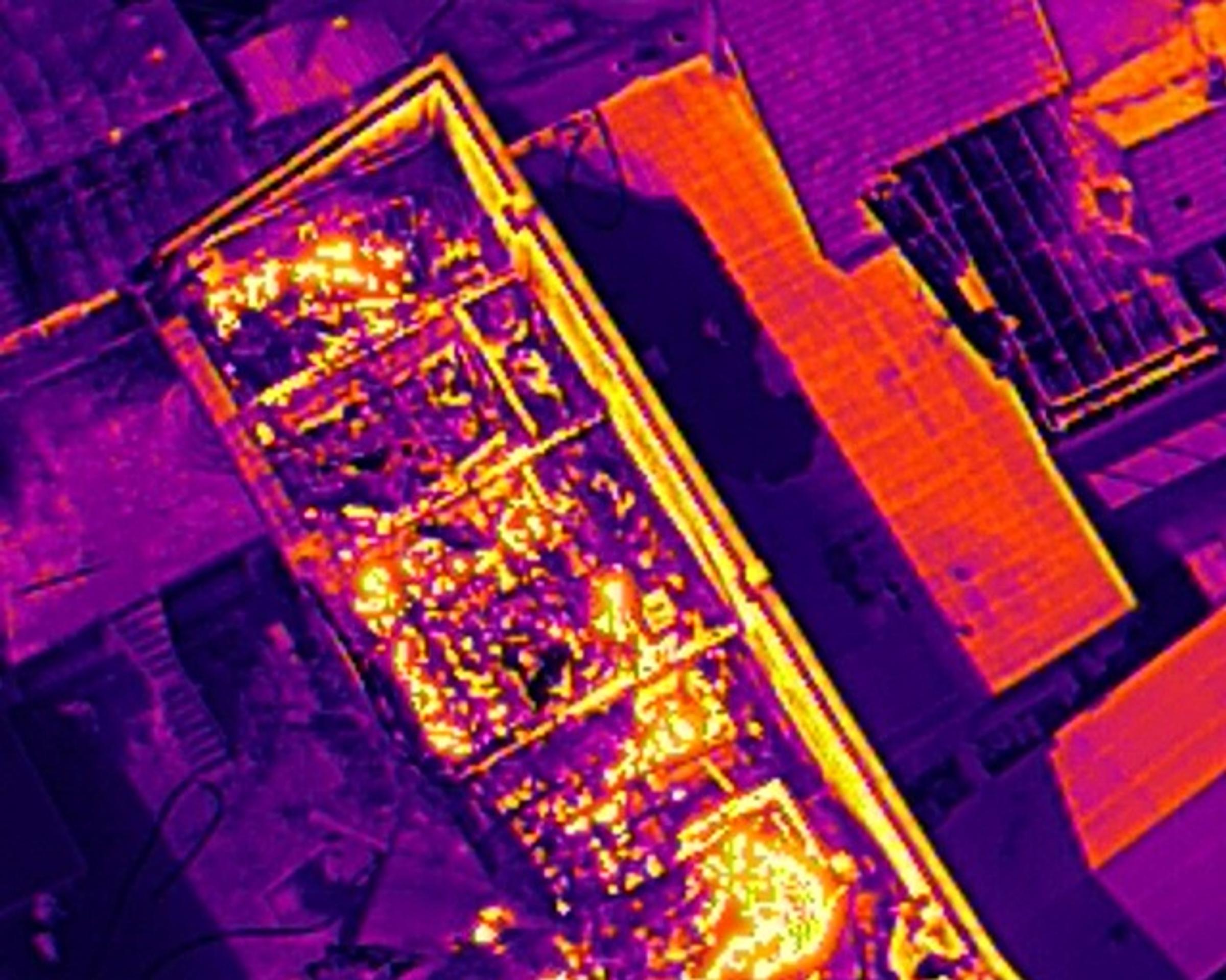 Plamene pohltili štyri domy