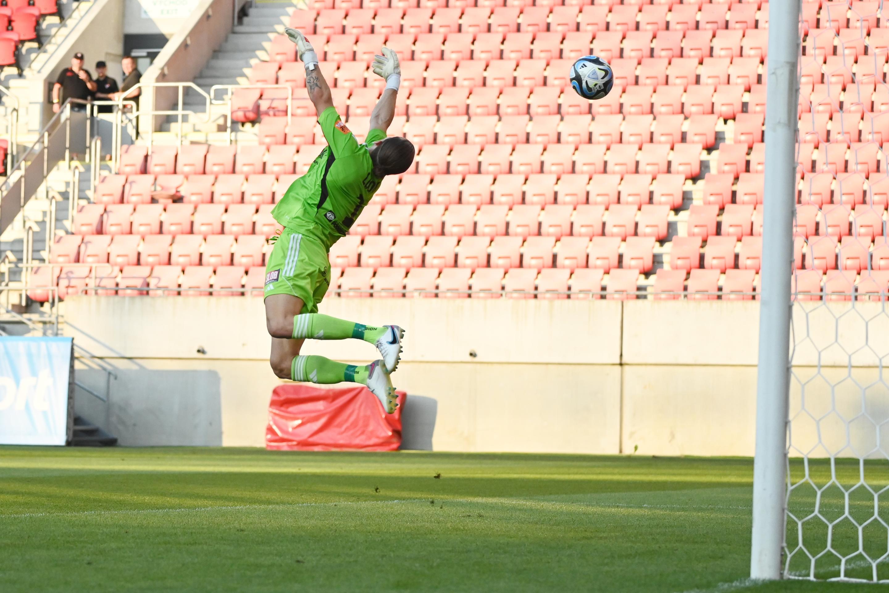 Brankár Podbrezovej Richard Ludha inkasuje gól počas zápasu 4. kola Niké ligy v Trnave.