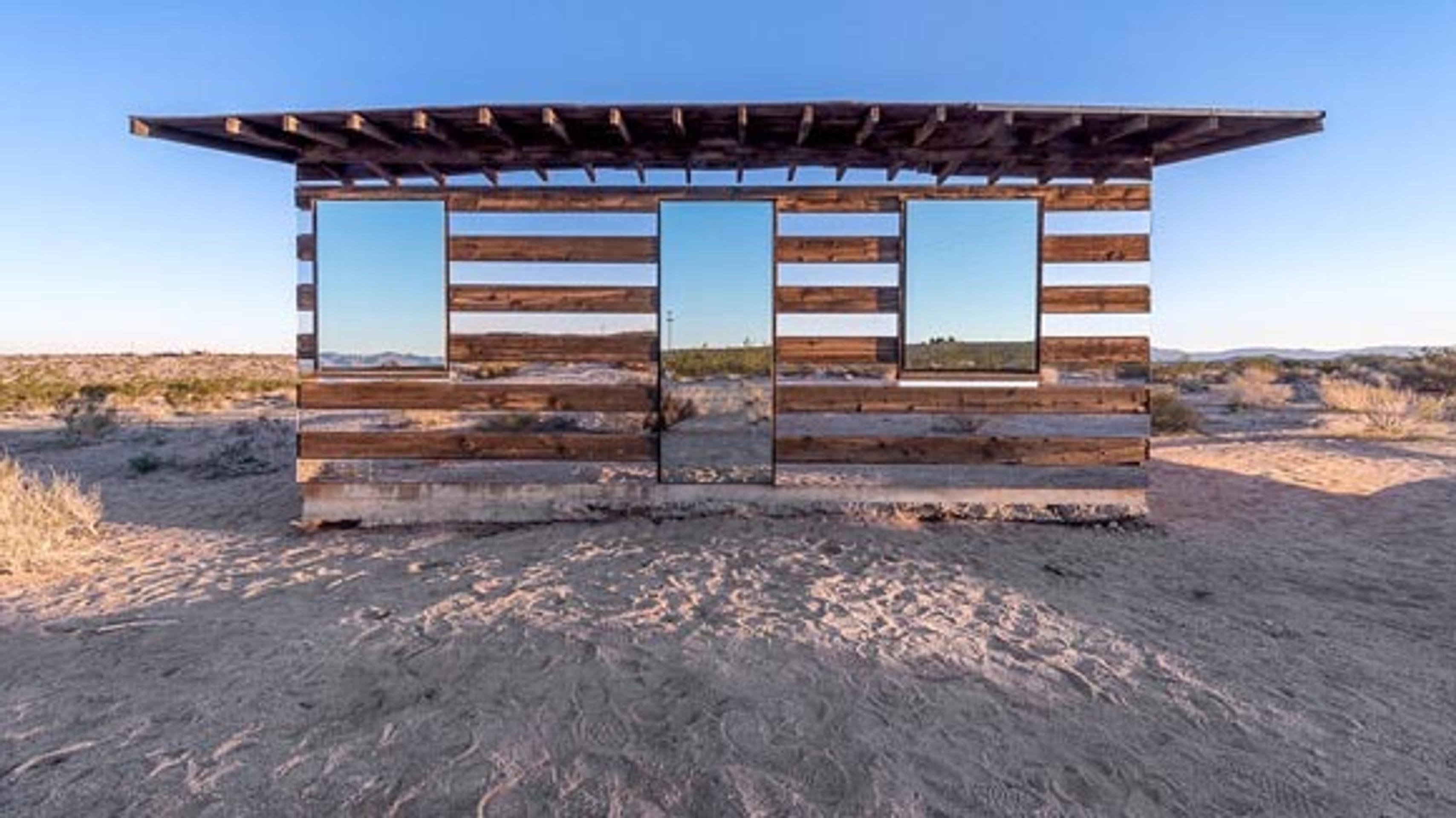 Zrkadlový domček na púšti v Kalifornii