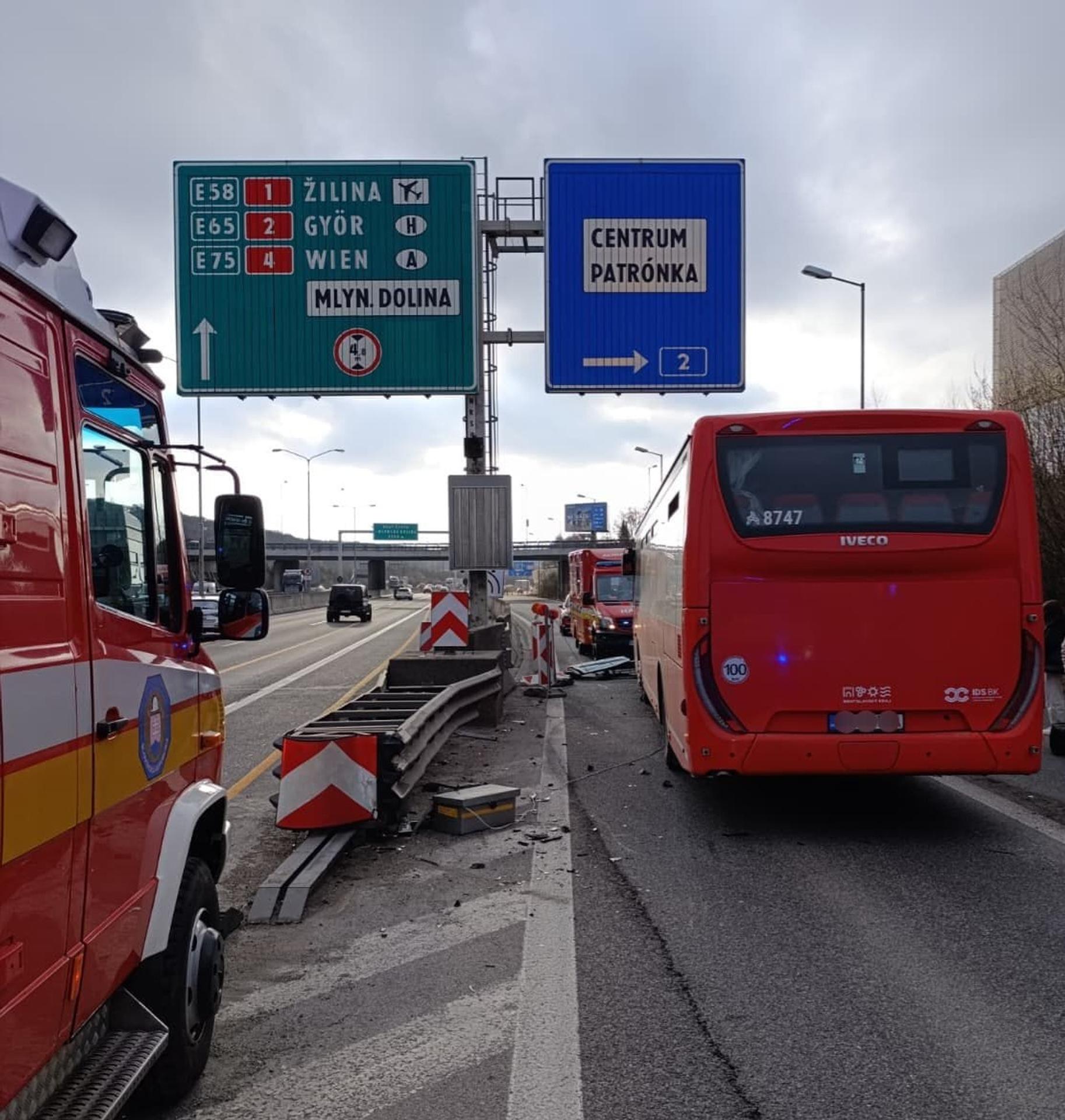 Zrážka autobusu s autom.