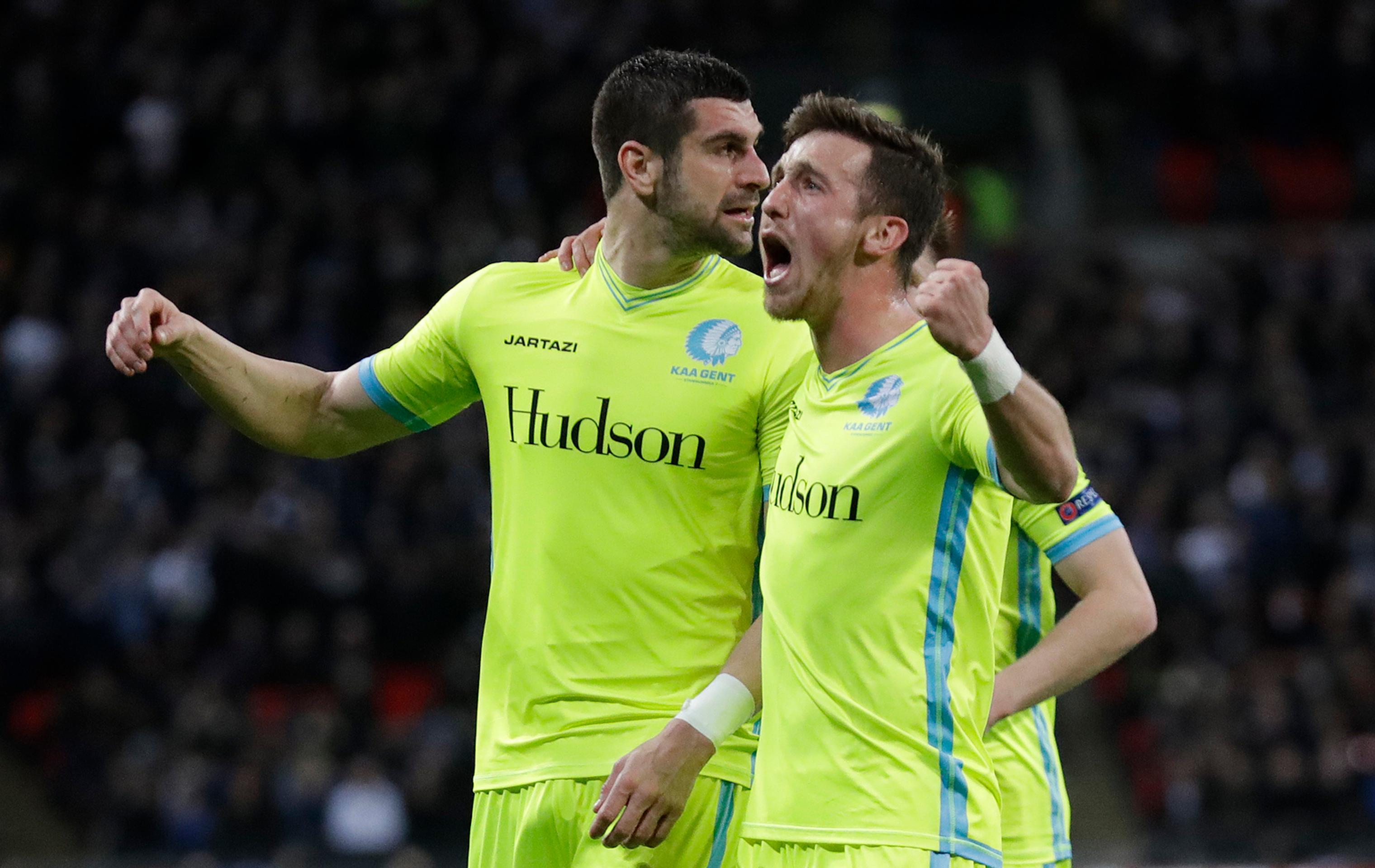 Brecht Dejaegere (vľavo) a Stefan Mitrovič z Gentu oslavujú gól v sieti Tottenhamu v šestnásťfinále EL.
