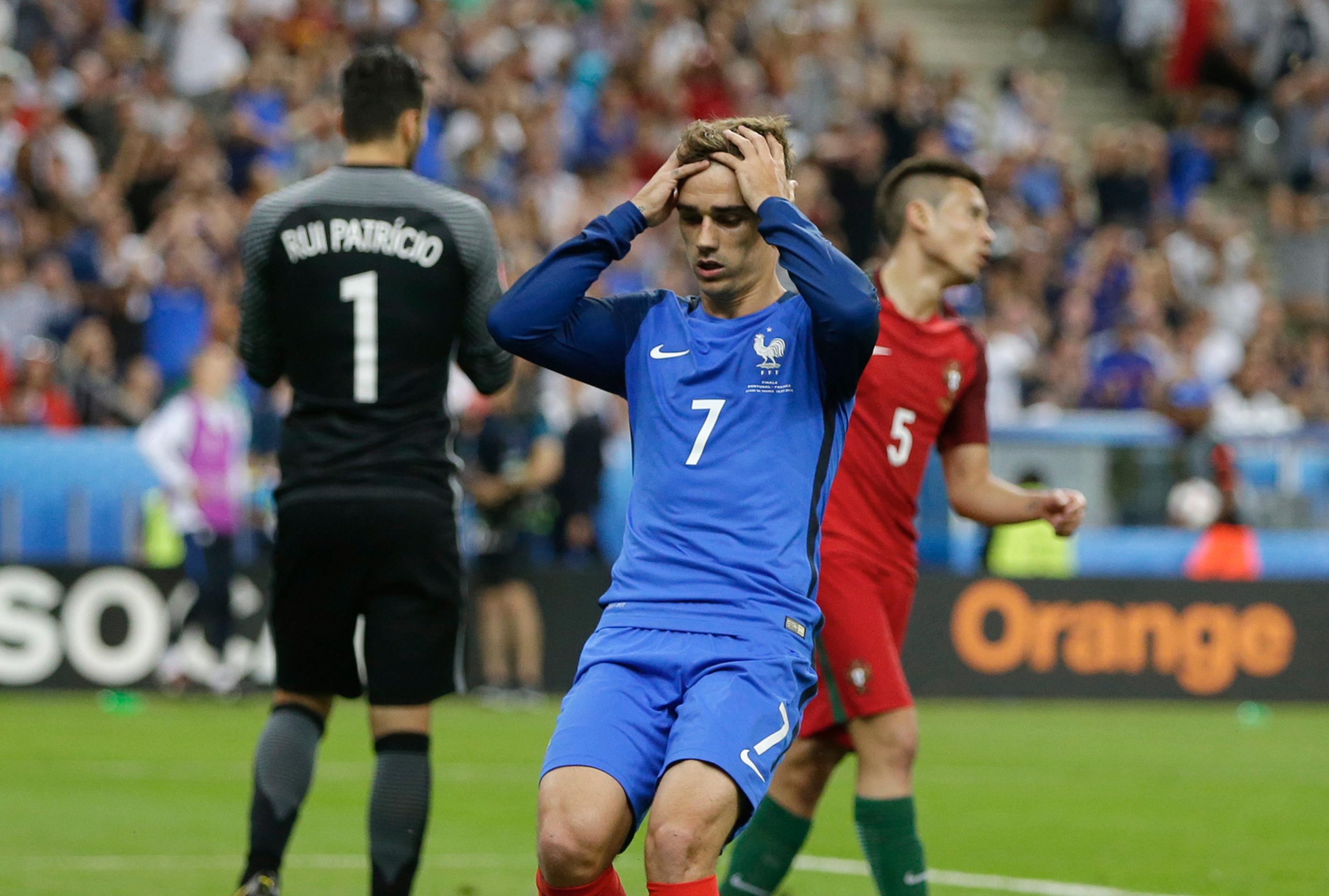 Francúz Antoine Griezmann sa chytá za hlavu po zahodenej šanci vo finále ME proti Portugalsku.