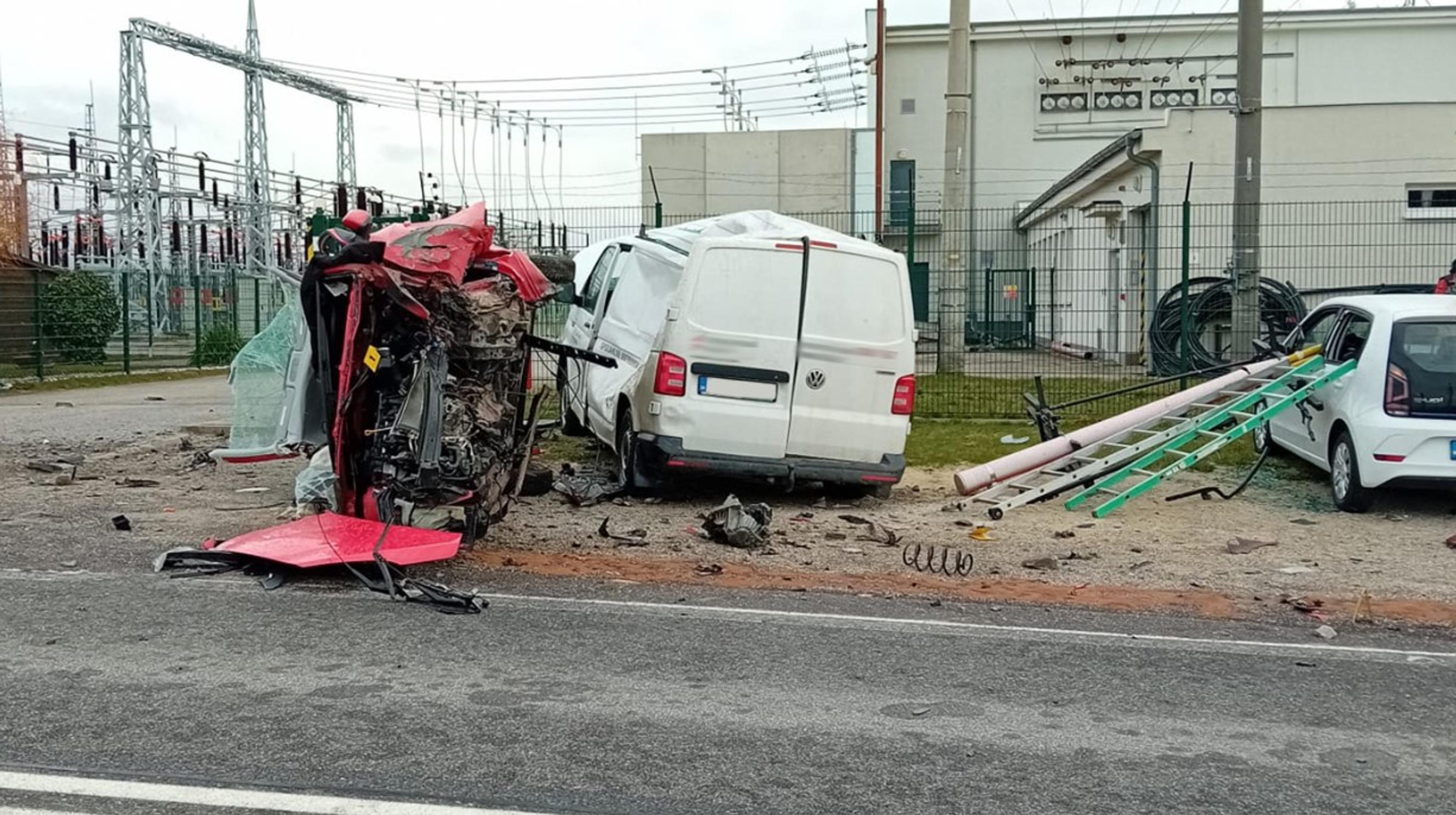 Vodič narazil do zaparkovaného auta, nehodu neprežil.